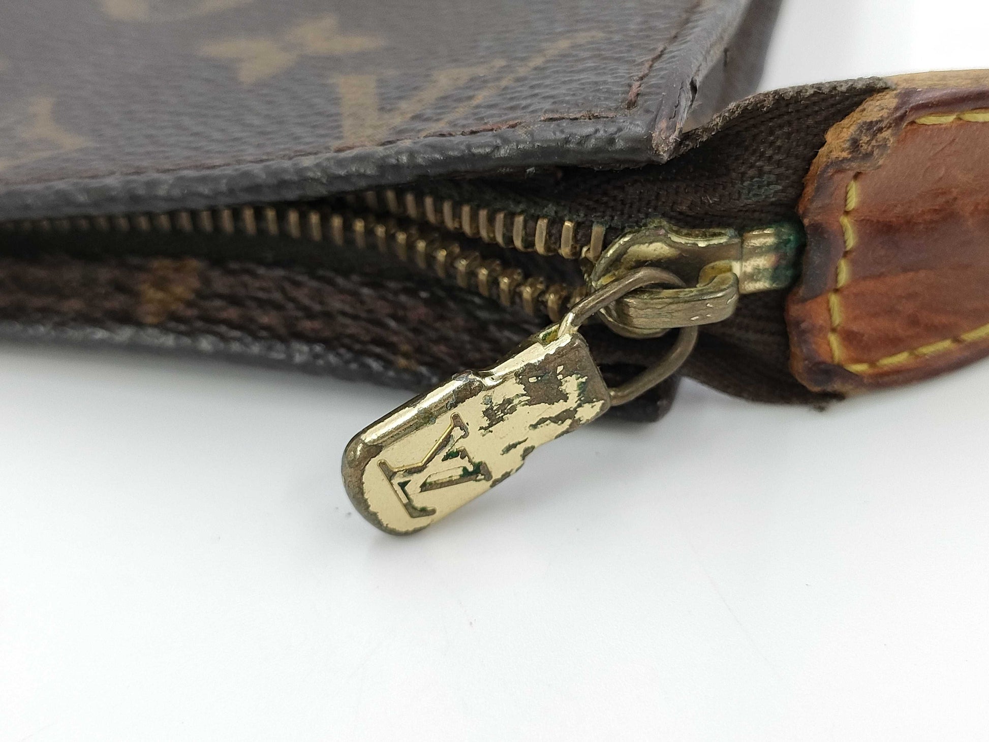 LOUIS VUITTON Monogram Bucket Pouch