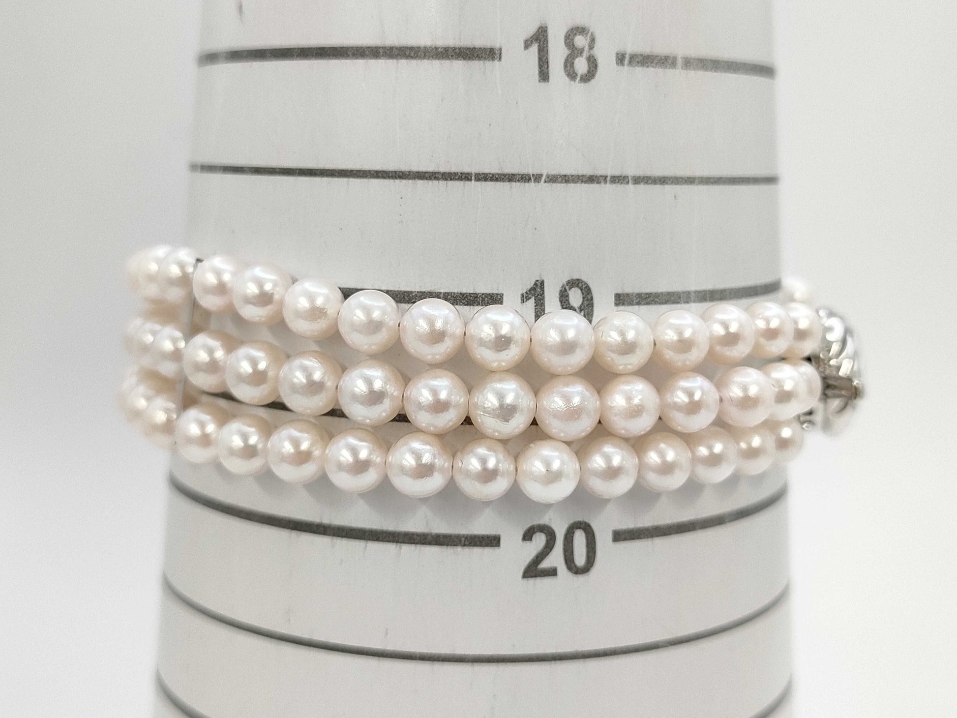 3-strand pearl bracelet, approximately 5.0-5.4mm diameter, 25.5g, made of sterling silver.