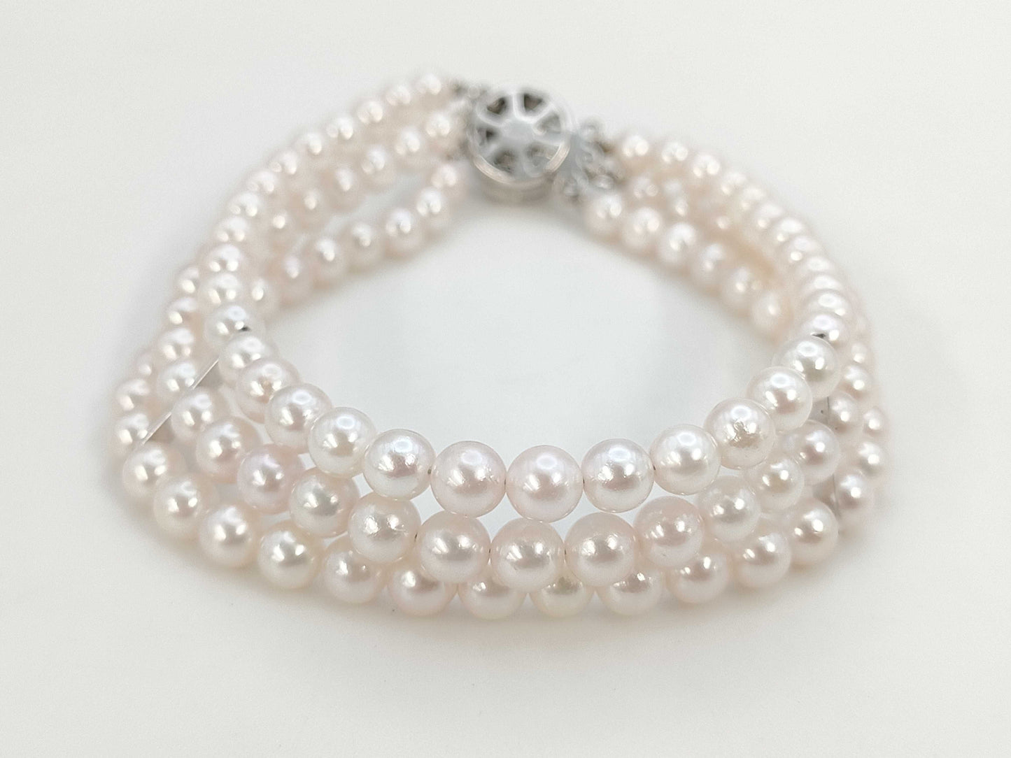 3-strand pearl bracelet, approximately 5.0-5.4mm diameter, 25.5g, made of sterling silver.