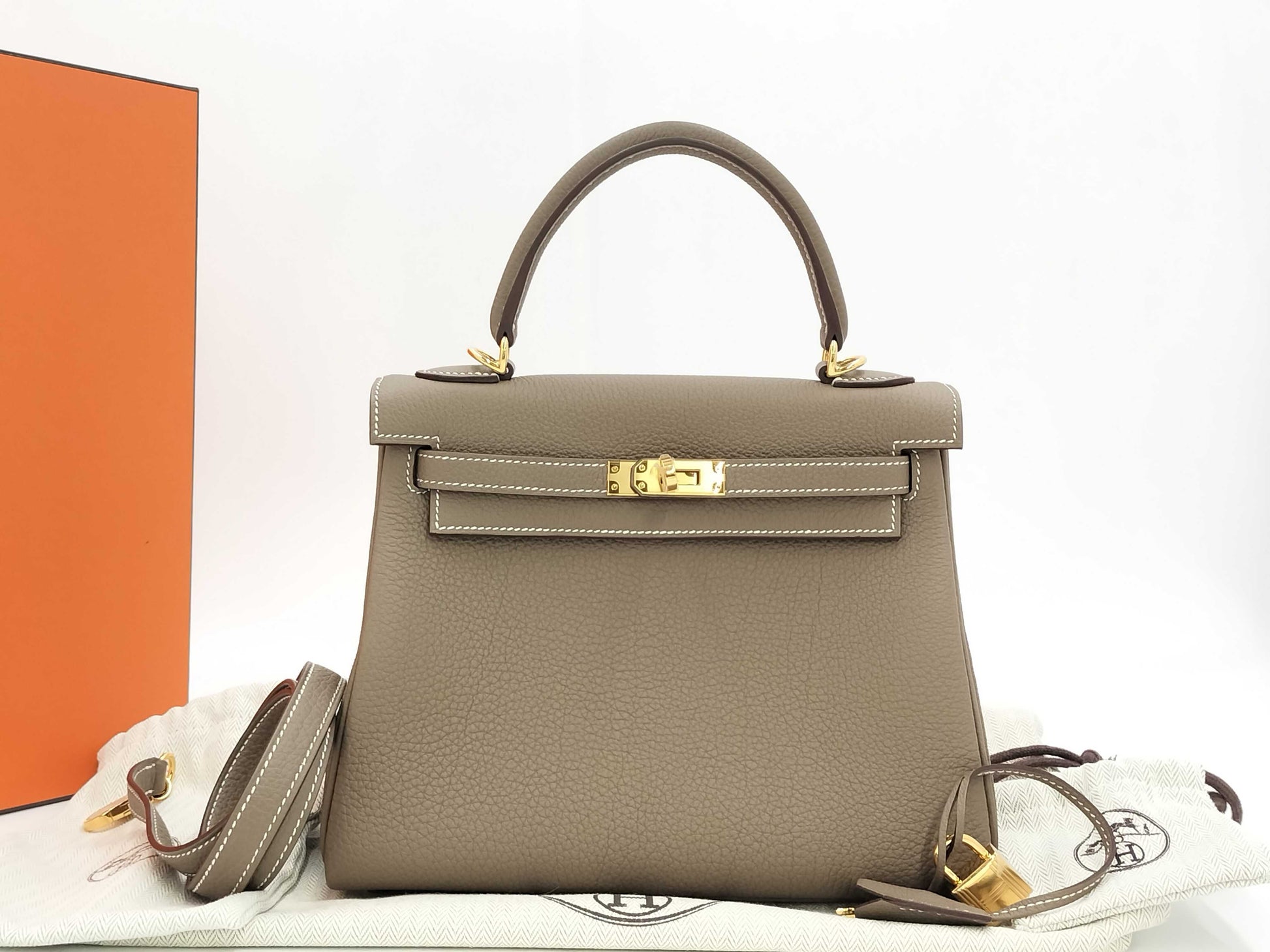 HERMES Kelly 25 Togo Etoupe Handbag with Gold Hardware and GP K Stamp