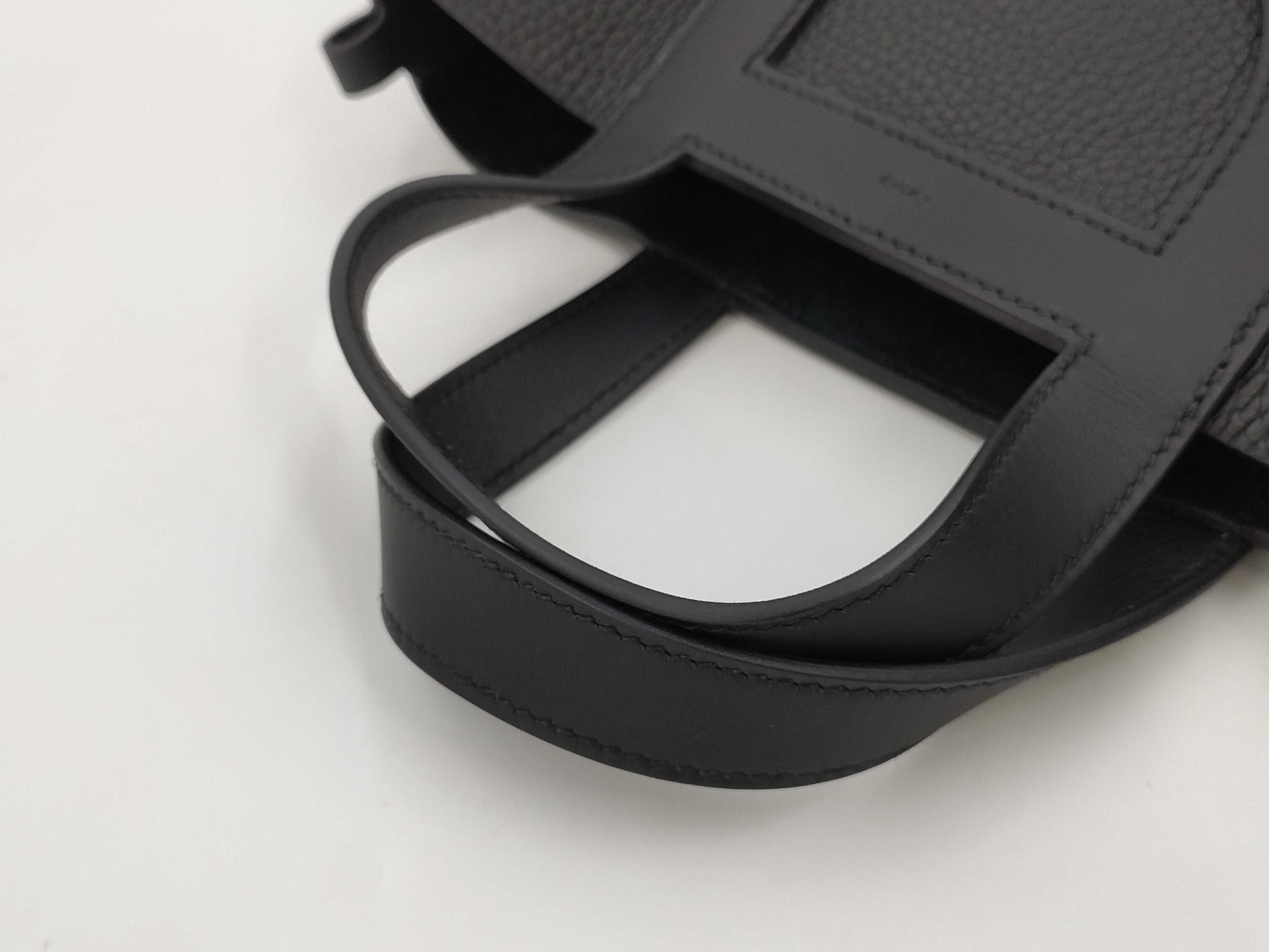 HERMES In the Loop 18 Noir Handbag with Gold Hardware and K Stamp