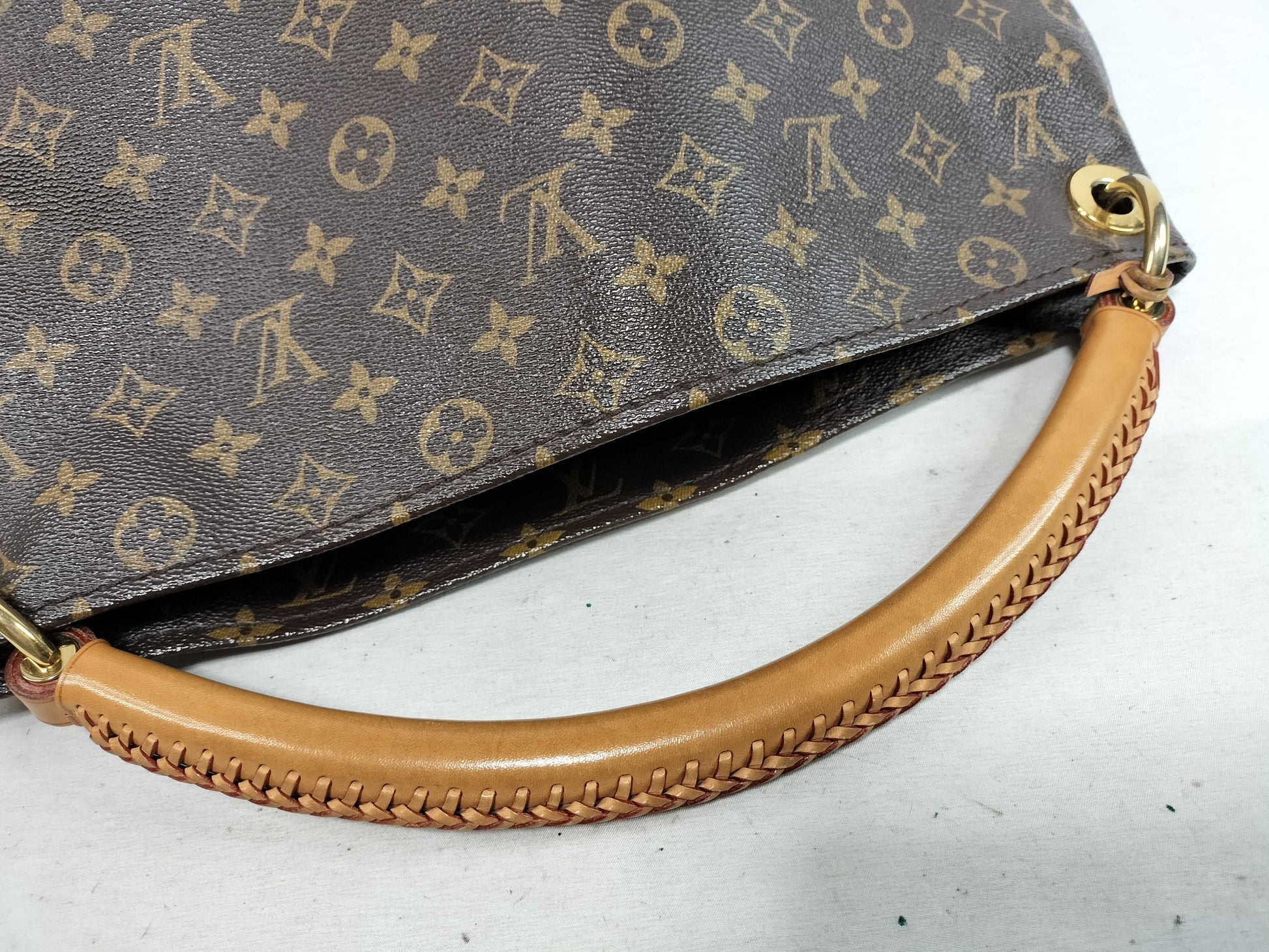 LOUIS VUITTON Monogram Louis Vuitton Artsy Monogram Shoulder Bag