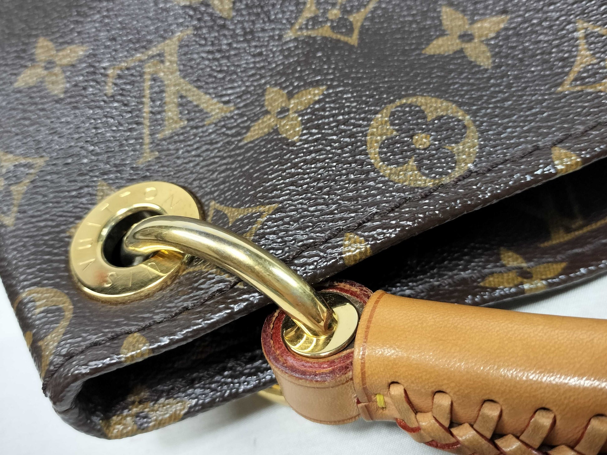 LOUIS VUITTON Monogram Louis Vuitton Artsy Monogram Shoulder Bag