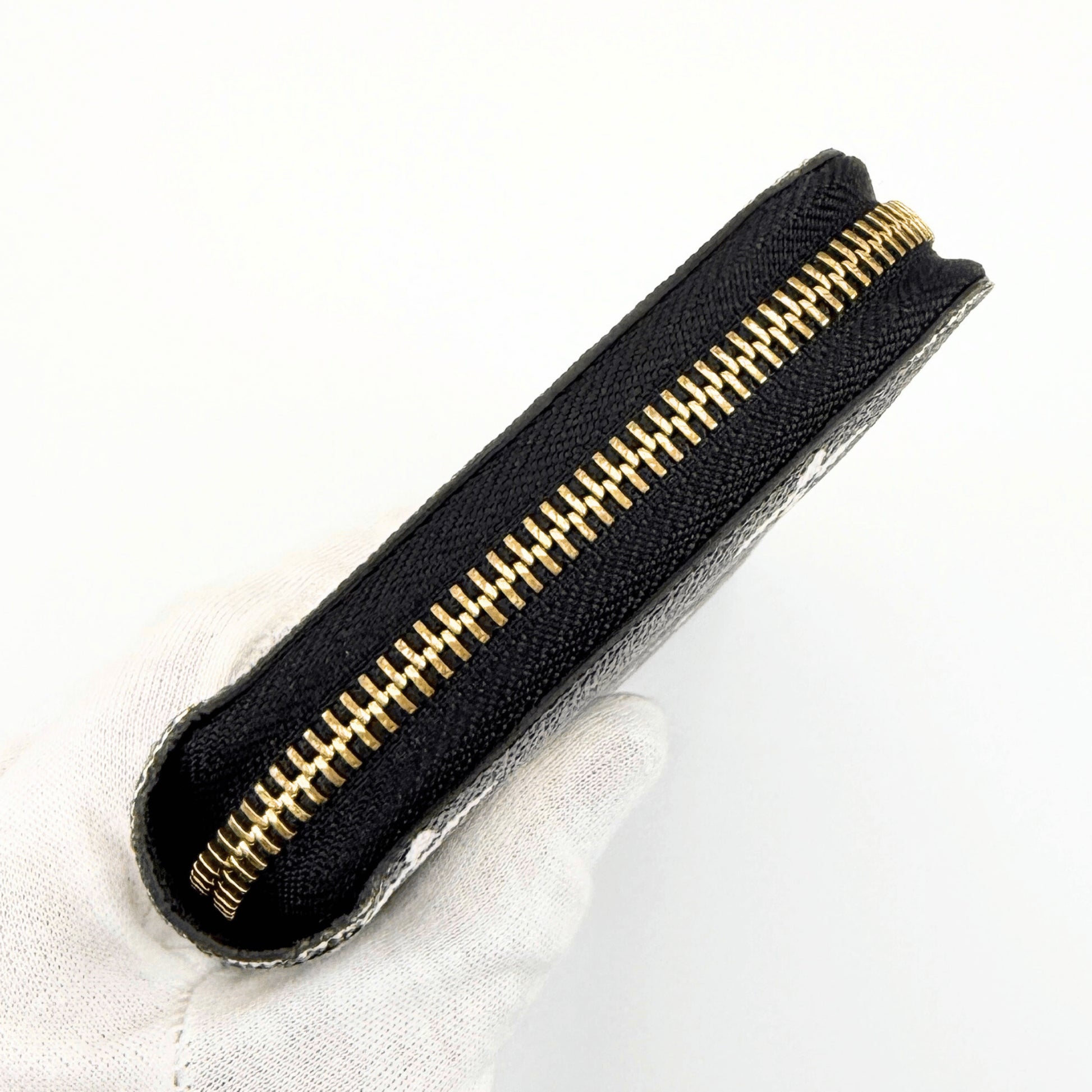 LOUIS VUITTON Wild at Heart Zippy Wallet M80683 Wallet