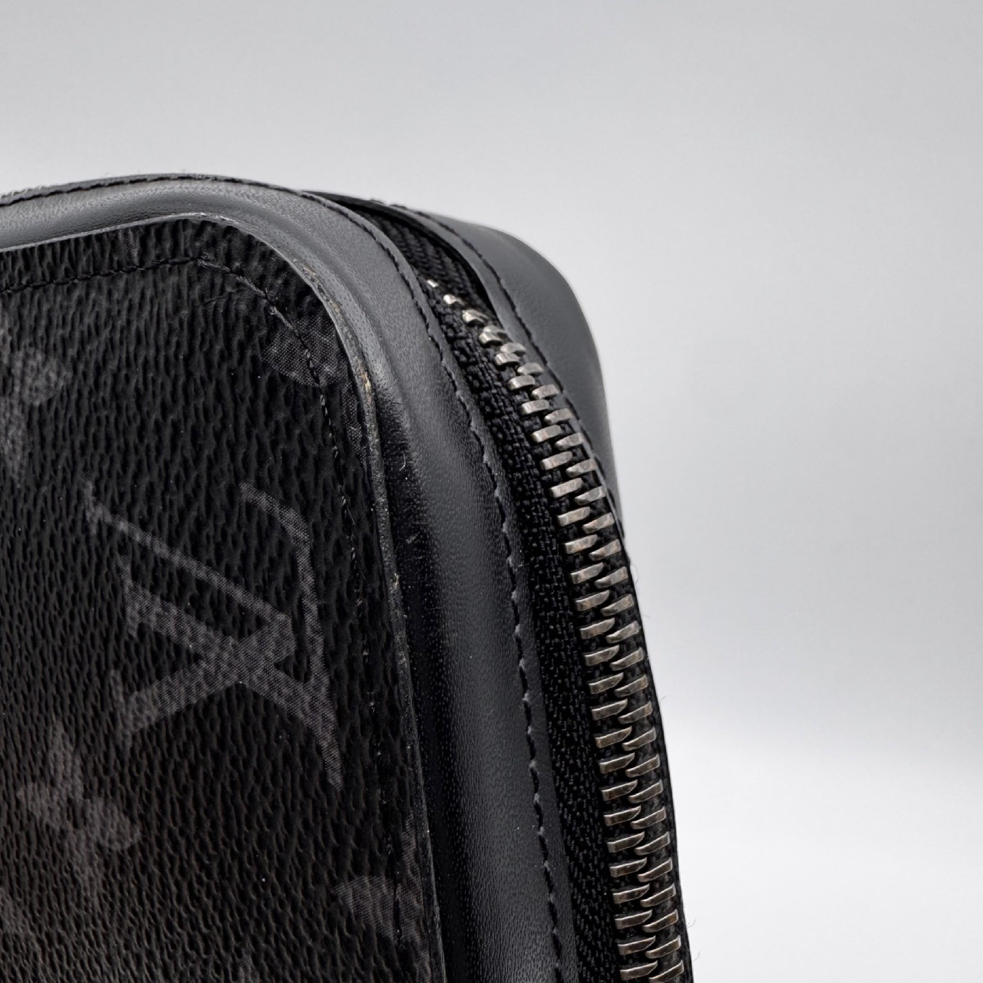 LOUIS VUITTON Zippy XL Wallet, 22 x 12 x 5 cm, Black/Grey, Model Number M61698, No Accessories Included