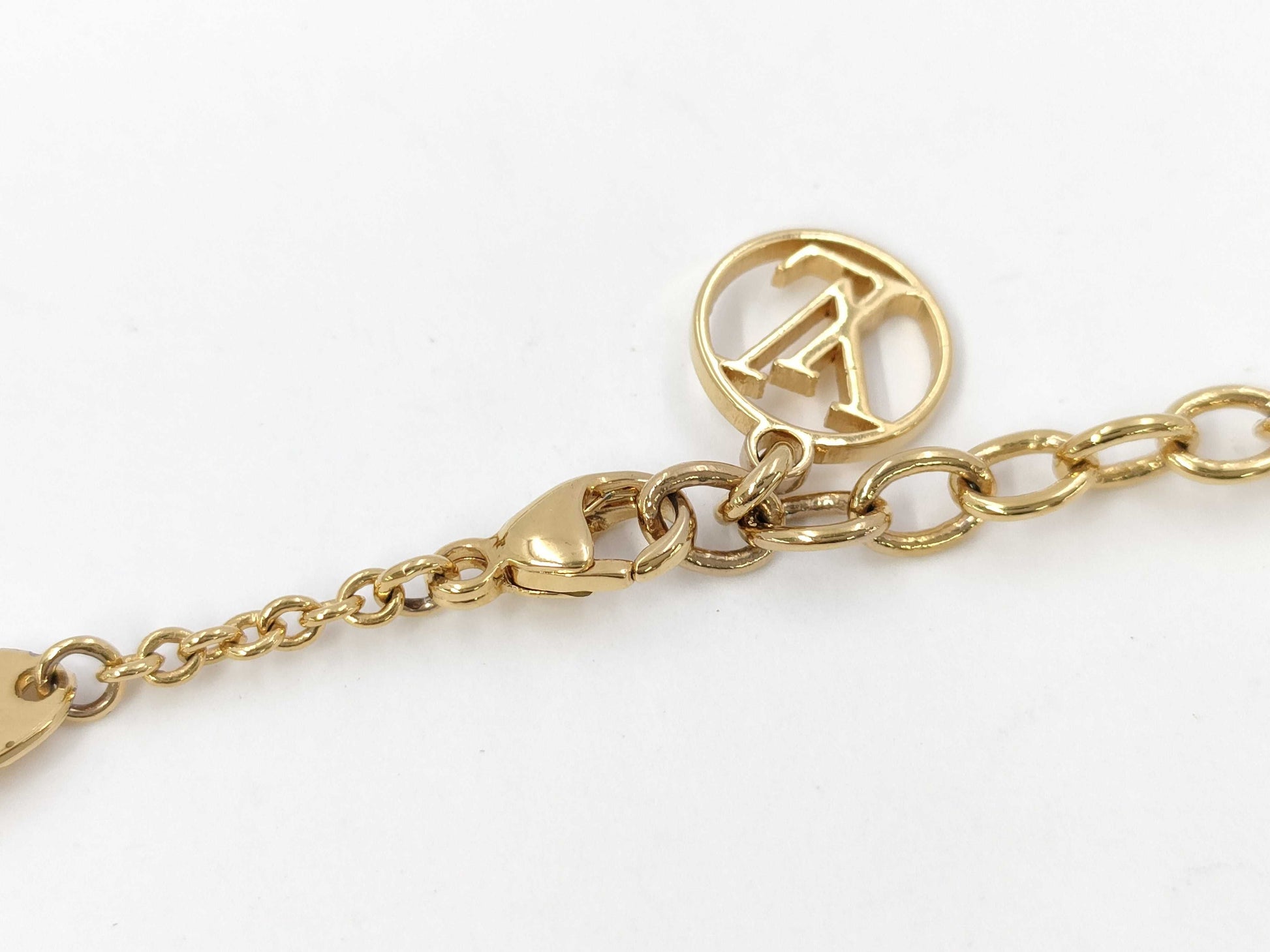 LOUIS VUITTON Essential V Necklace OB1252