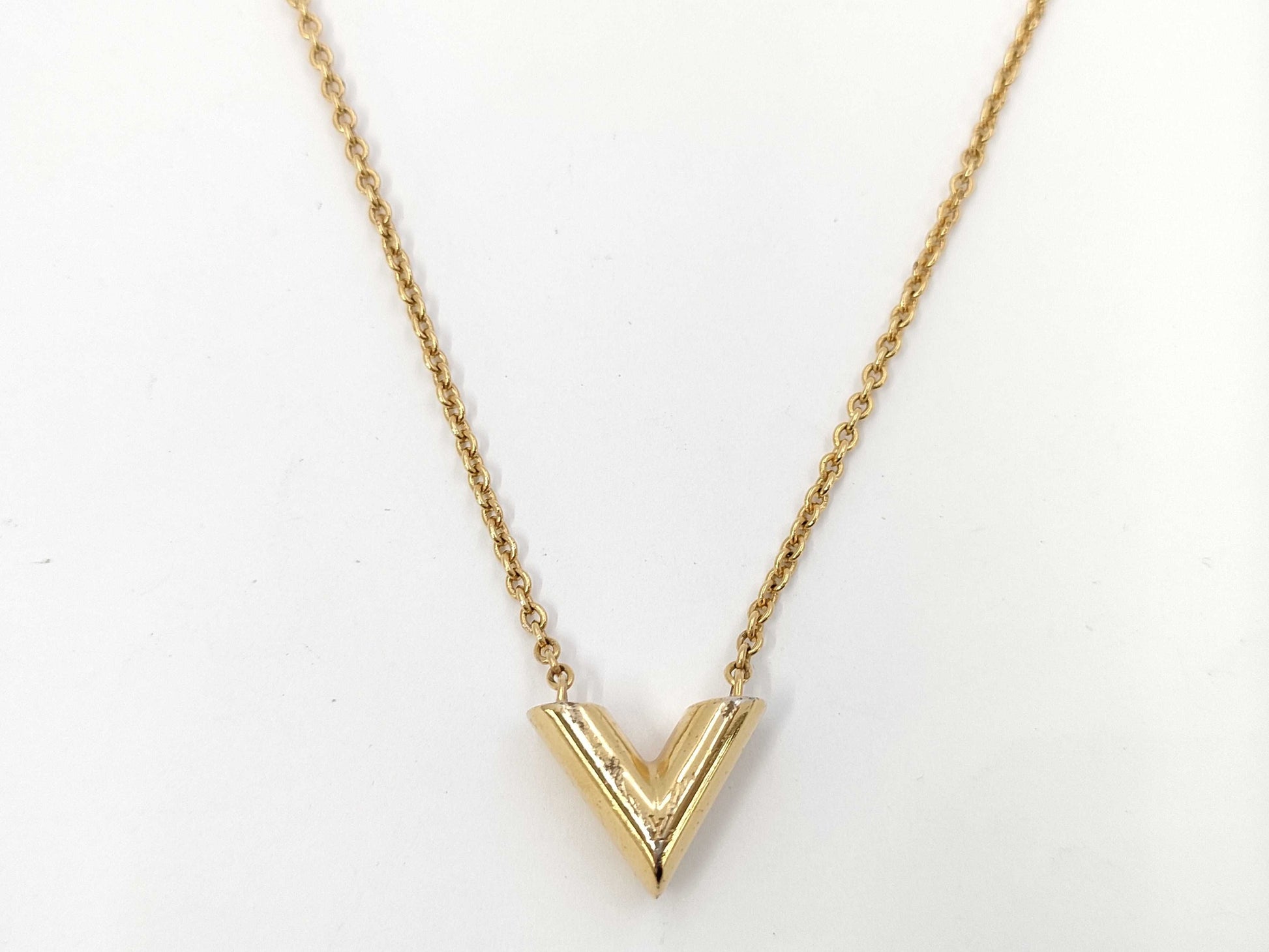 LOUIS VUITTON Essential V Necklace OB1252