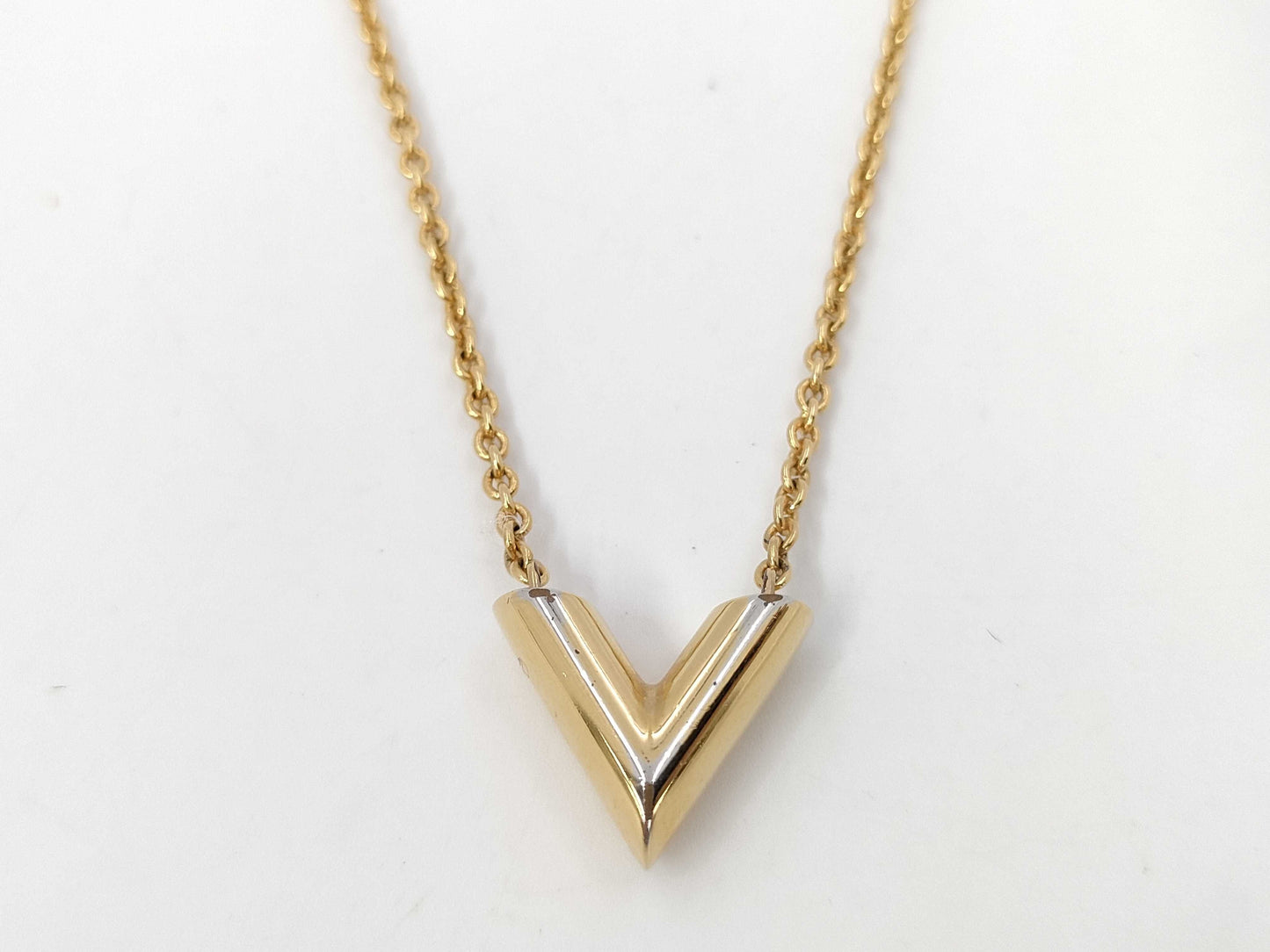 LOUIS VUITTON Essential Necklace
