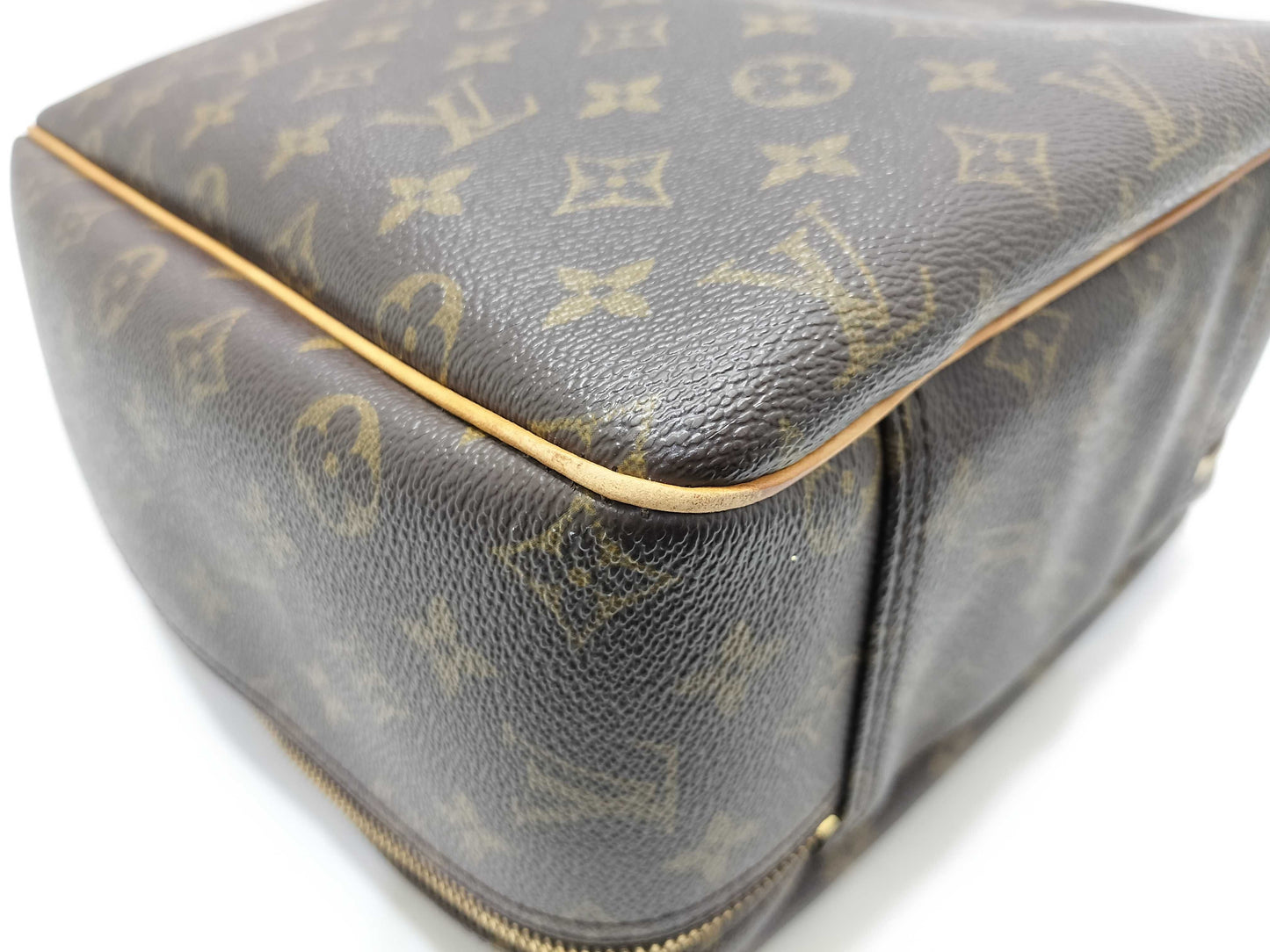 LOUIS VUITTON Monogram LOUIS VUITTON Monogram Excursion Handbag