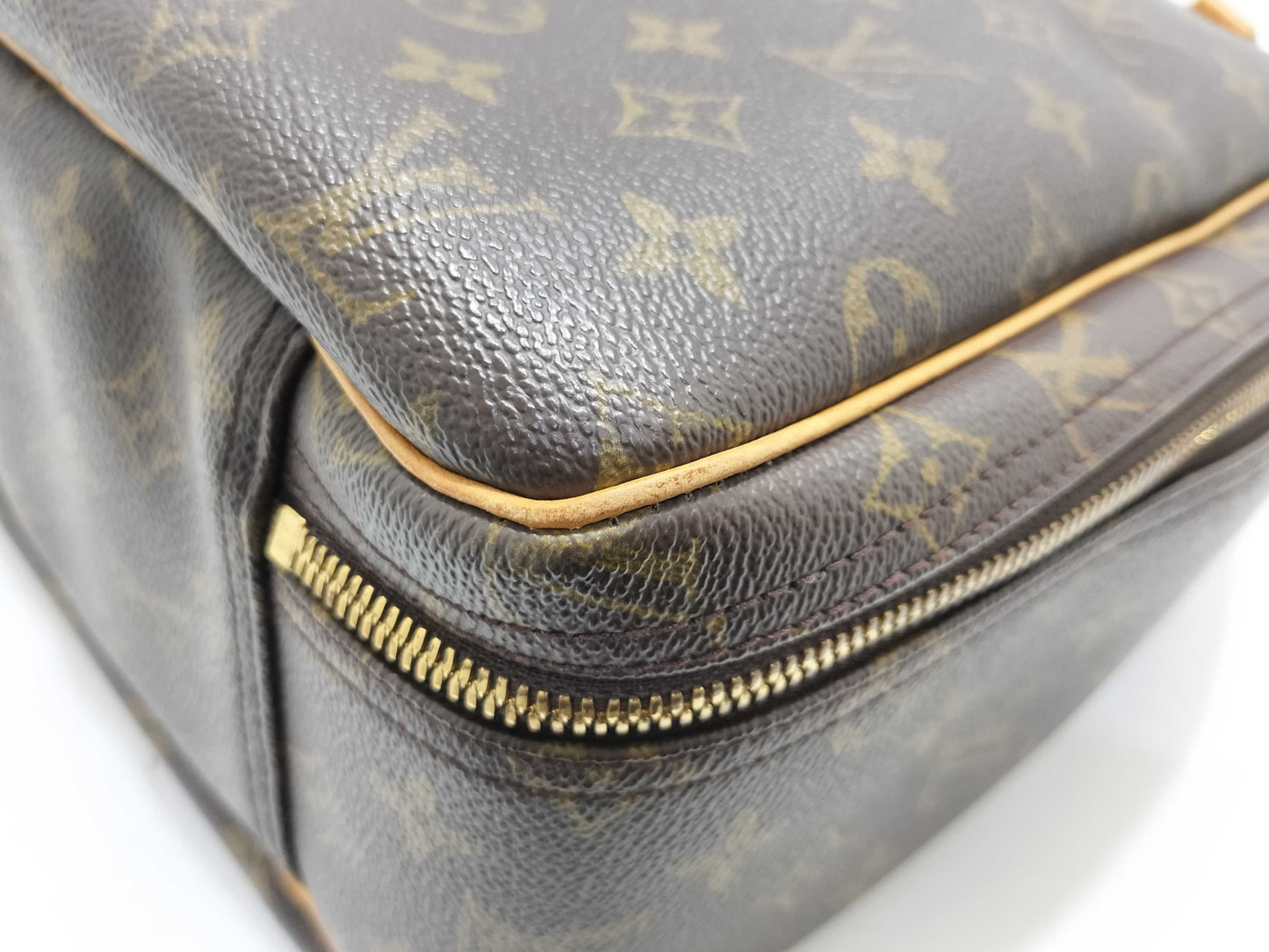 LOUIS VUITTON Monogram LOUIS VUITTON Monogram Excursion Handbag