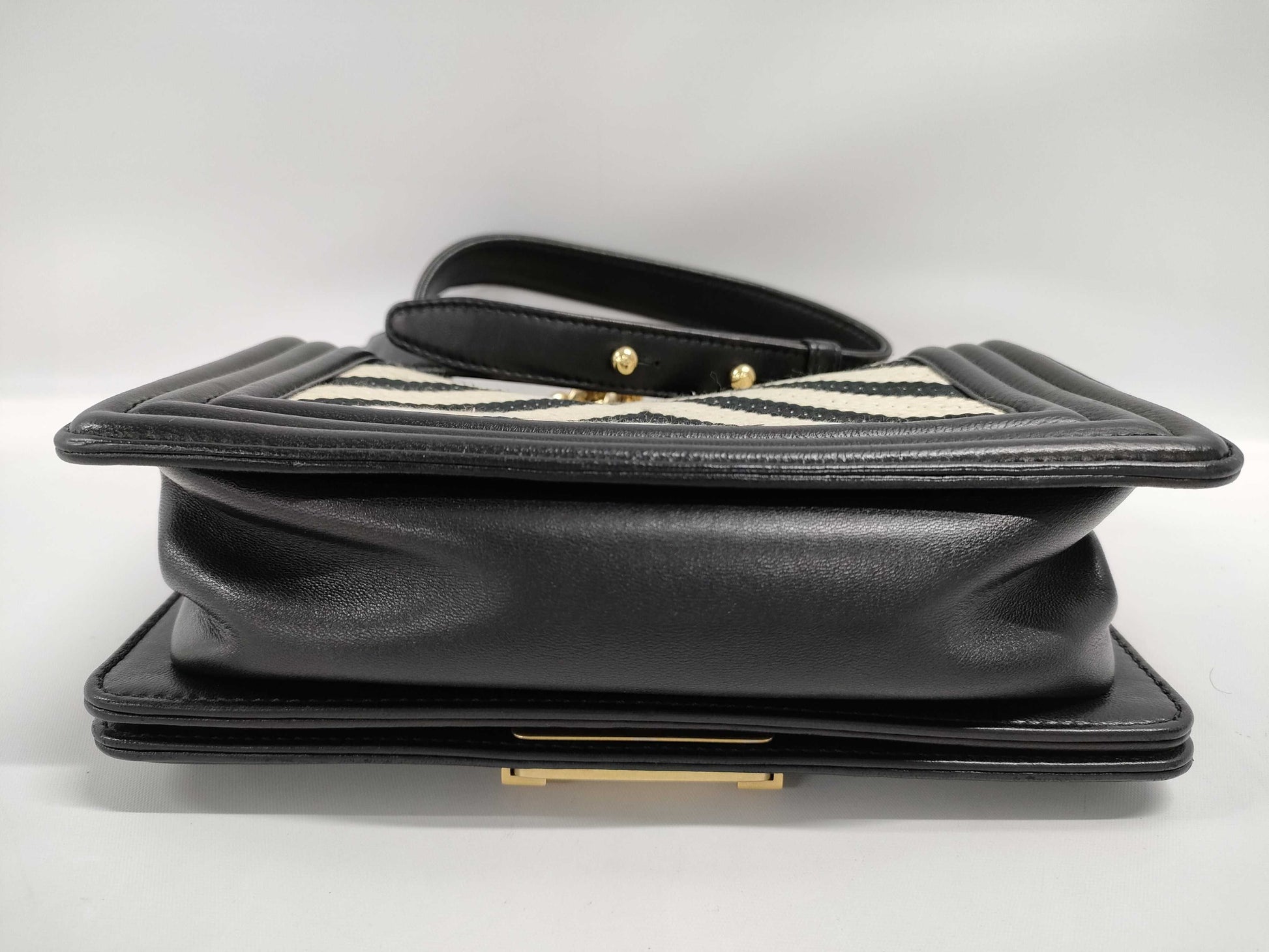 CHANEL [CHANEL] V-Stitch Boy Chanel Shoulder Bag No. 23 Leather Black and White with Gold Hardware Shoulder Bag