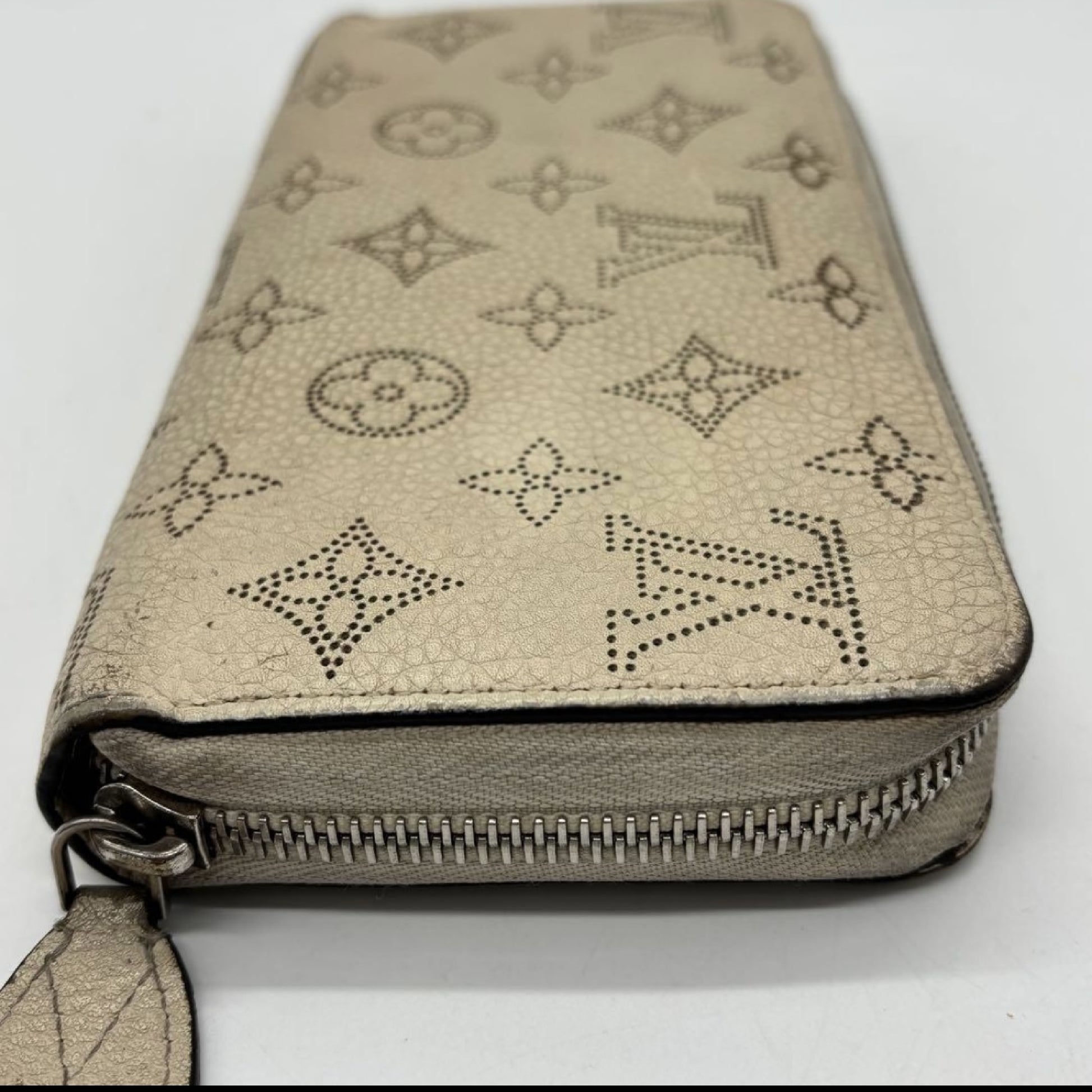 LOUIS VUITTON Louis Vuitton Mahina M61869 Zippy Wallet TN0136 Wallet