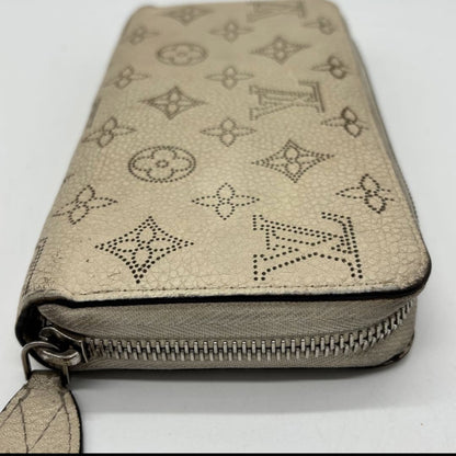 LOUIS VUITTON Louis Vuitton Mahina M61869 Zippy Wallet TN0136 Wallet