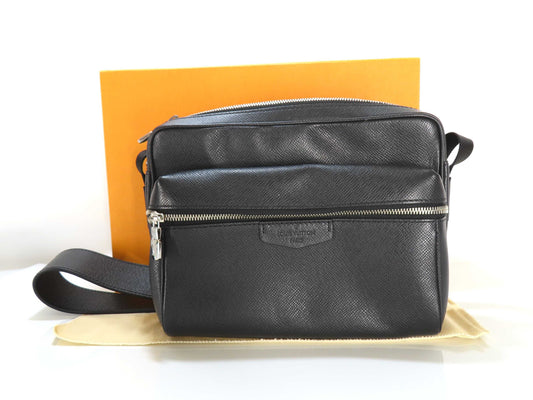 LOUIS VUITTON Taiga LV Tiger Outdoor Messenger M33435 FO1149 Shoulder Bag