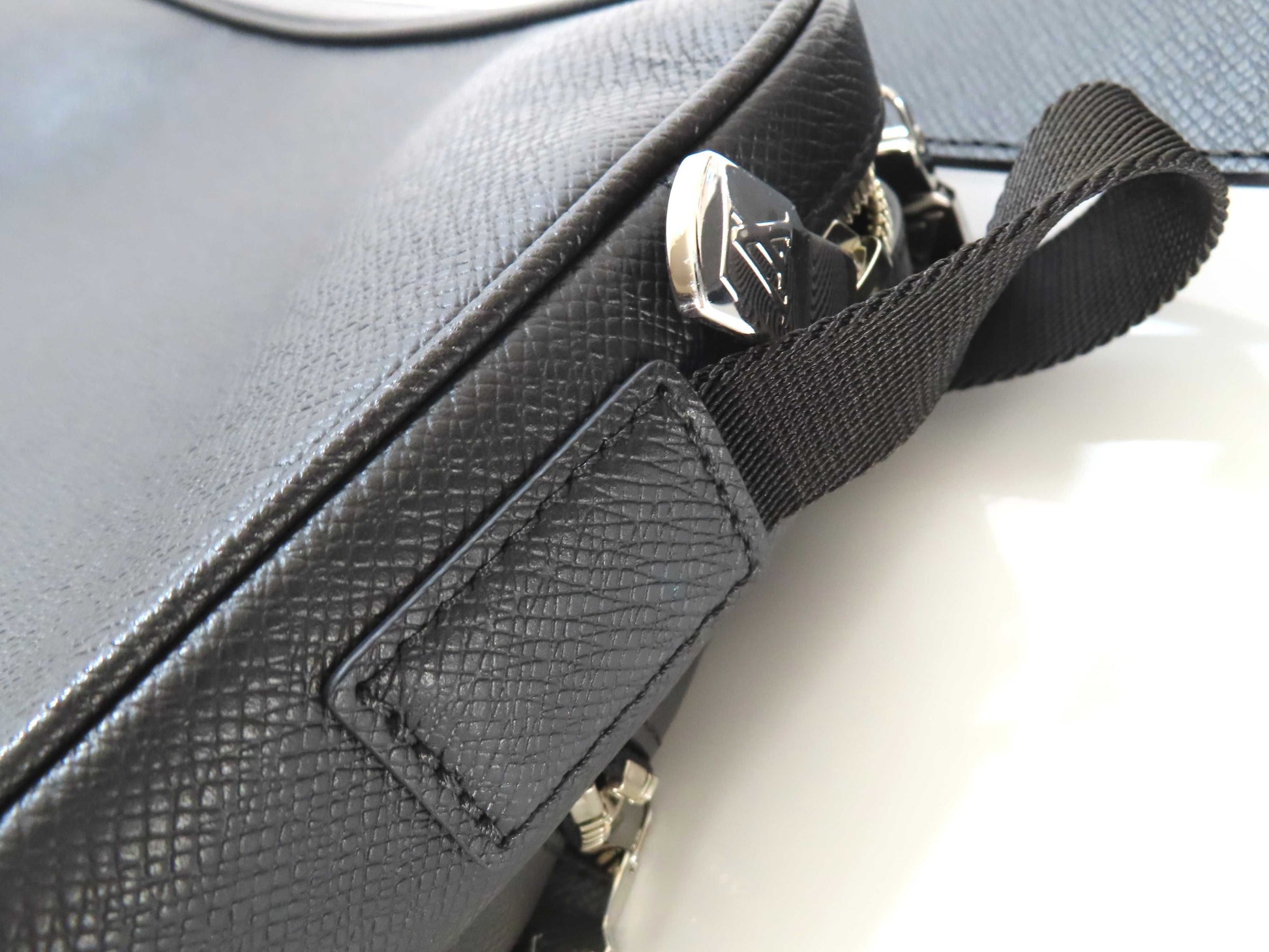 LOUIS VUITTON Taiga LV Tiger Outdoor Messenger M33435 FO1149 Shoulder Bag