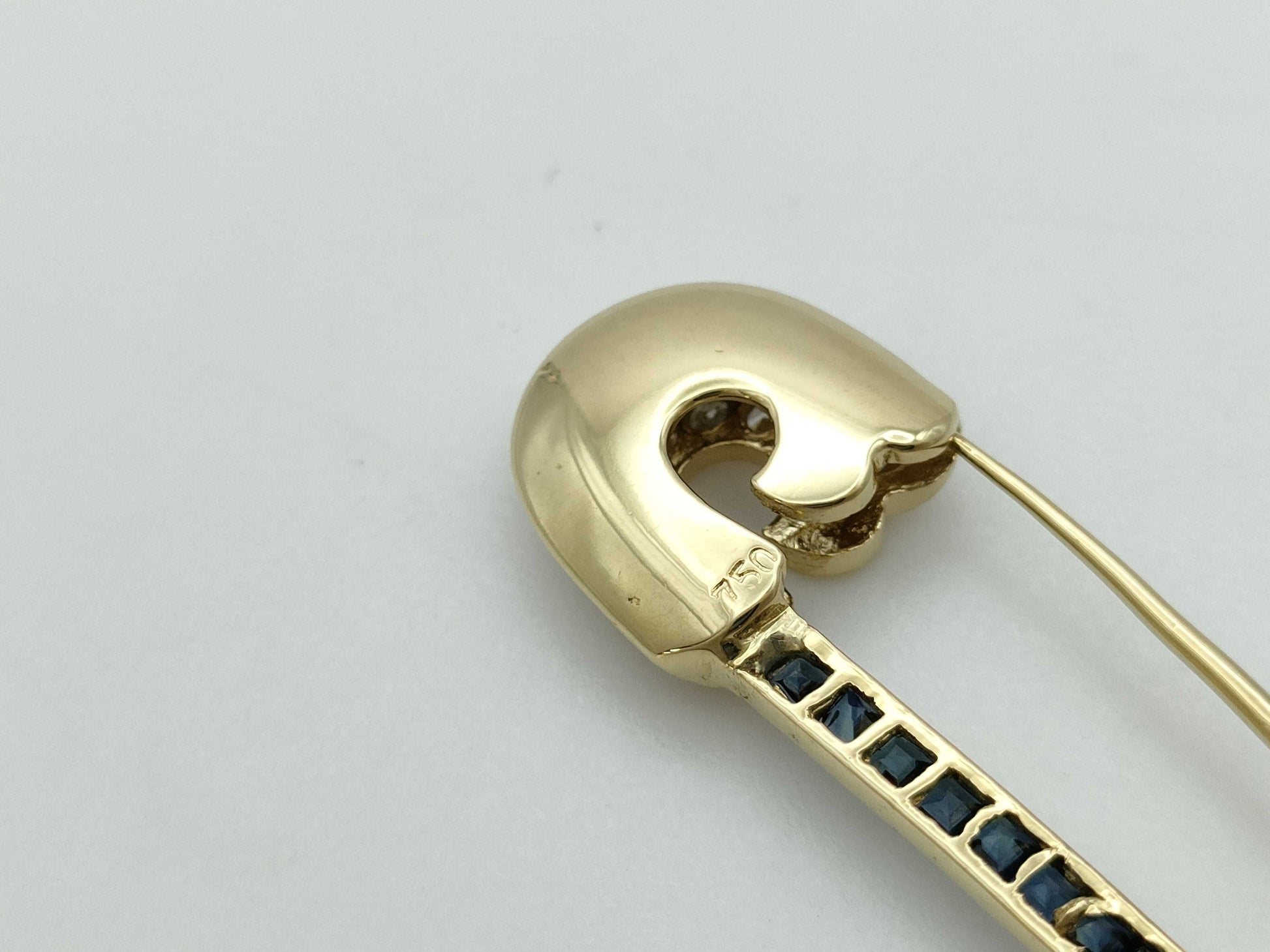 Sapphire Diamond 750 3.5g Brooch 