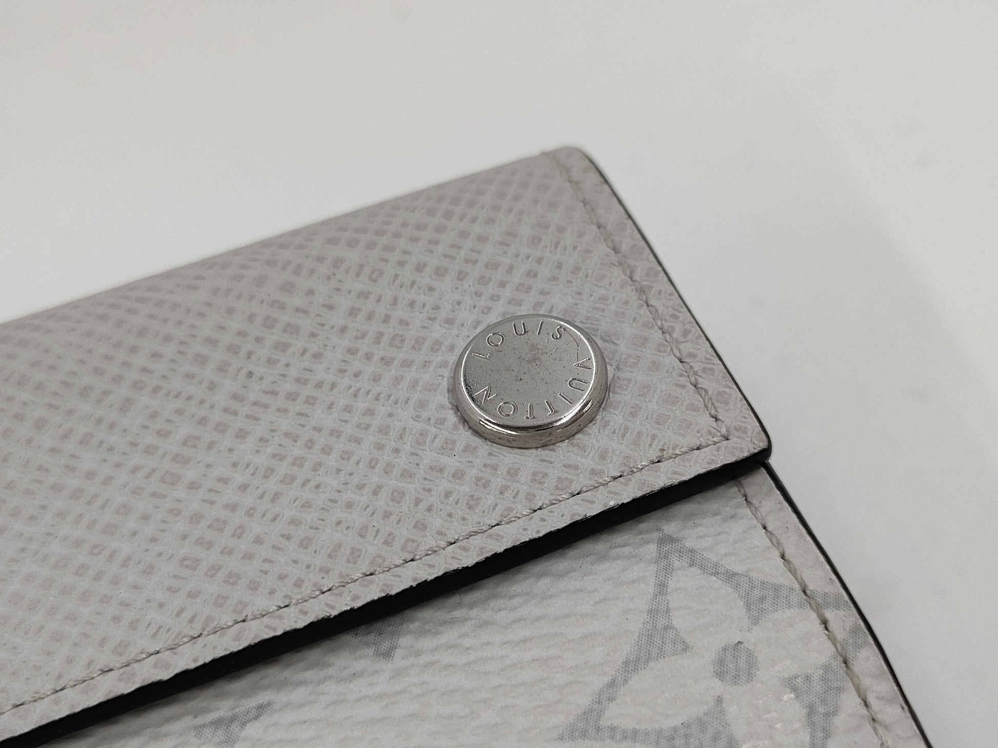LOUIS VUITTON Taiga Rama Discovery Compact Wallet M67621 UB1189 Wallet