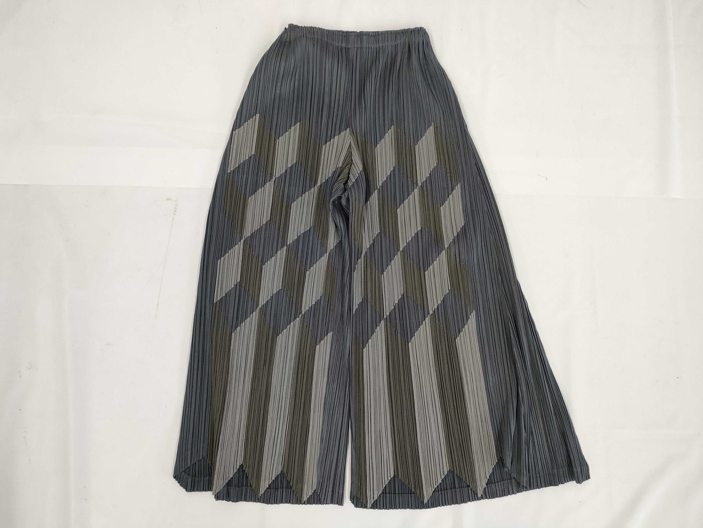 ISSEY MIYAKE Pleats Please Wide-leg Gaucho Pants, All-Over Print, Polyester, Gray, Size 3