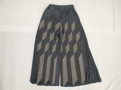 ISSEY MIYAKE Pleats Please Wide-leg Gaucho Pants, All-Over Print, Polyester, Gray, Size 3