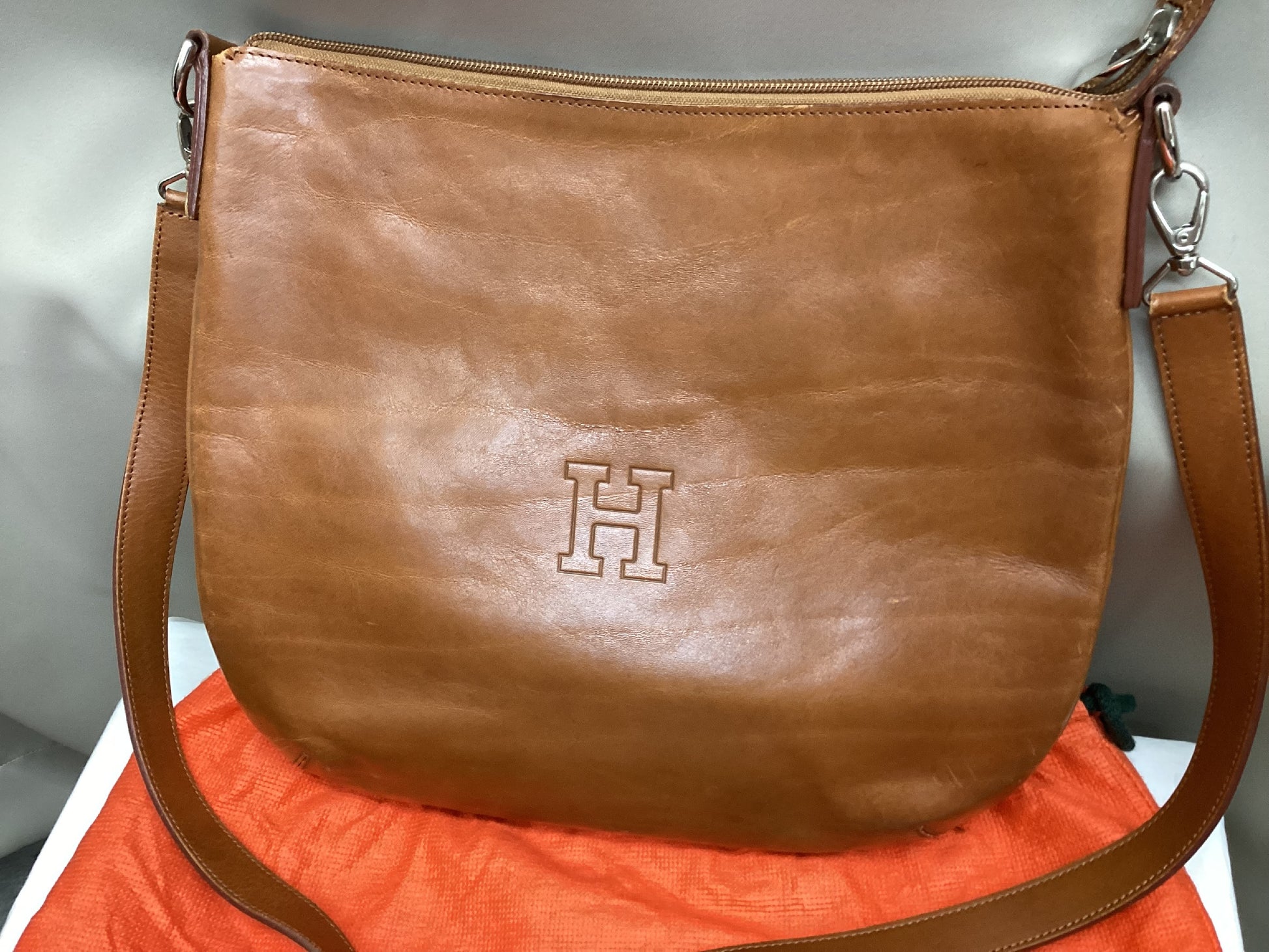 HIROFU H logo embossed genuine leather shoulder bag