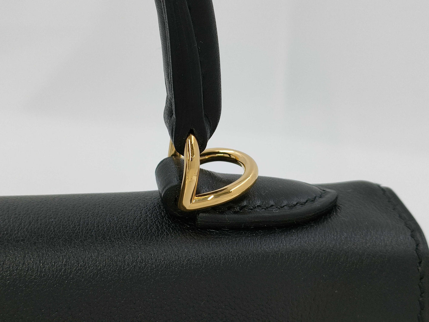 HERMES Kelly 25 Shelly II Noir Handbag with G Hardware and K Stamp