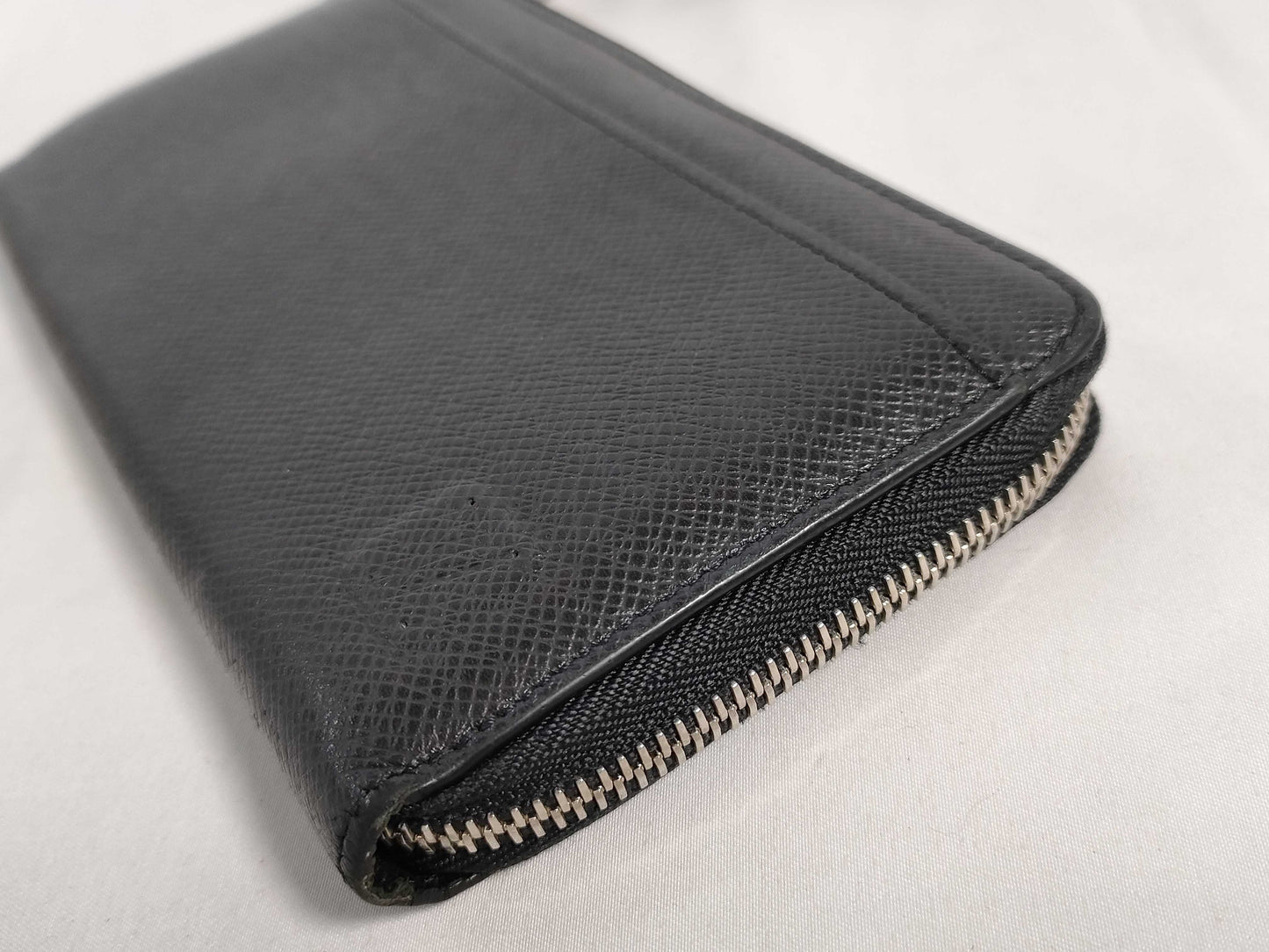 LOUIS VUITTON Taiga Zippy Dragonne Long Wallet with RFID
