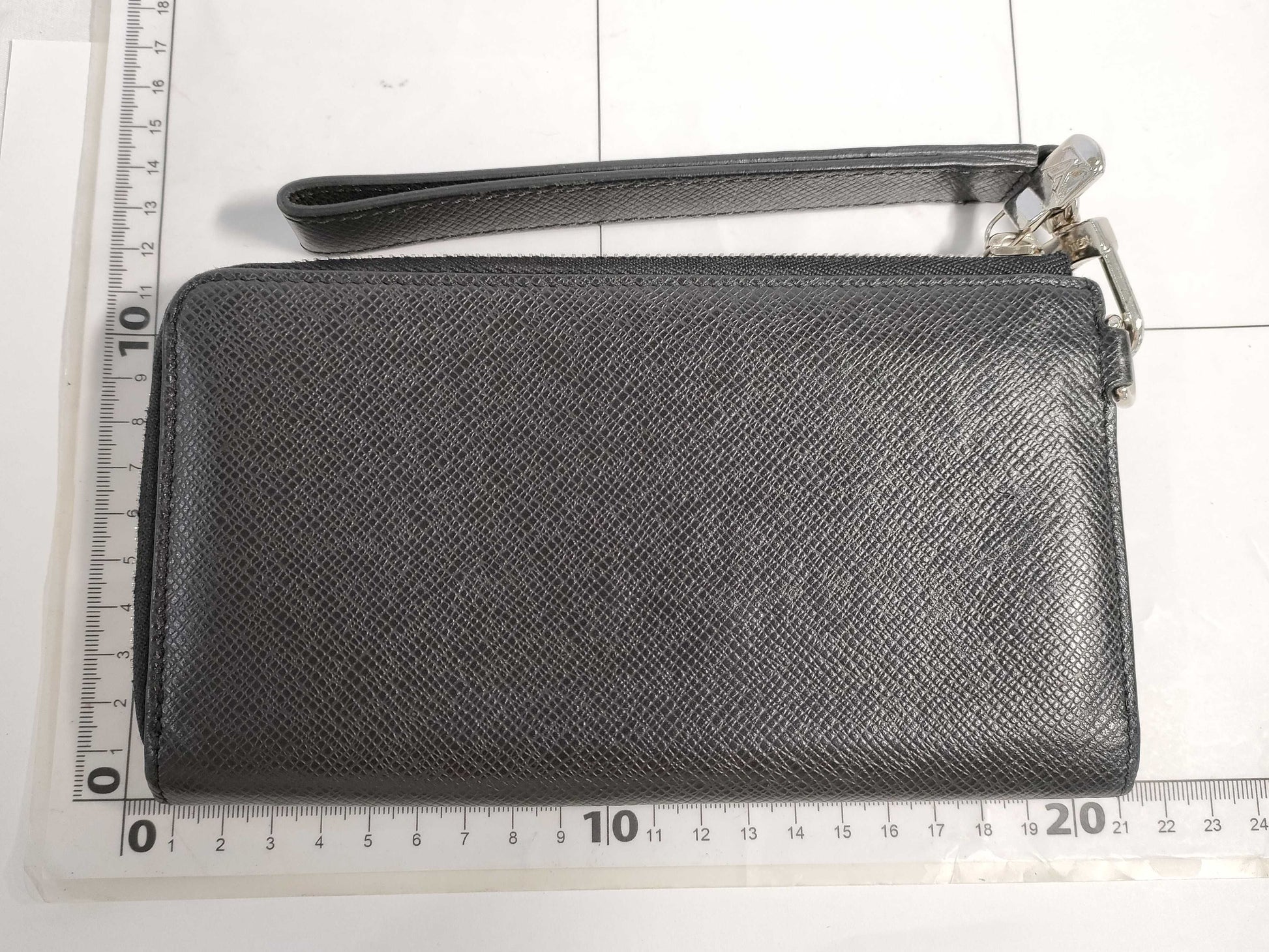 LOUIS VUITTON Taiga Zippy Dragonne Long Wallet with RFID