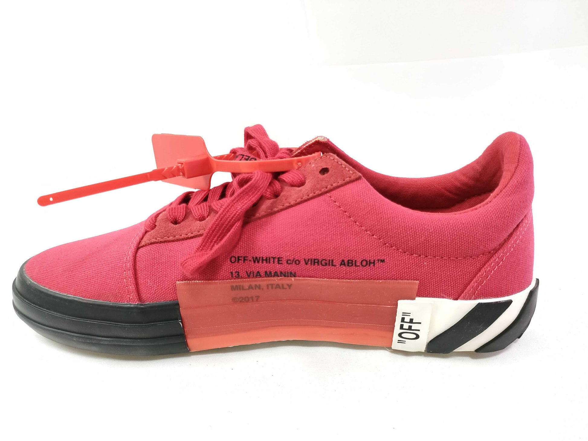 Off-white Arrow Canvas Low-Top Sneakers