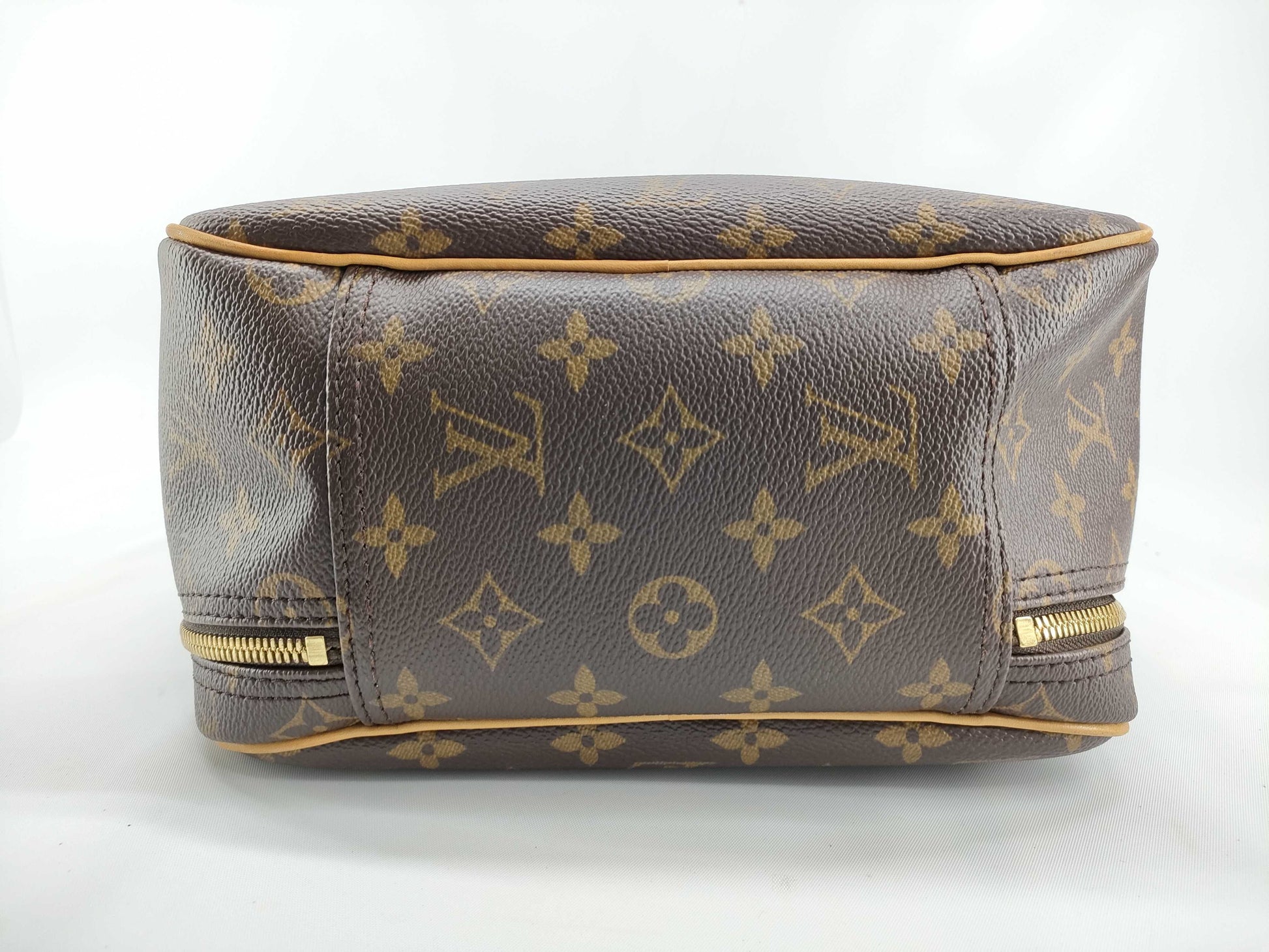 LOUIS VUITTON Monogram LOUIS VUITTON Excursion M41450 Handbag