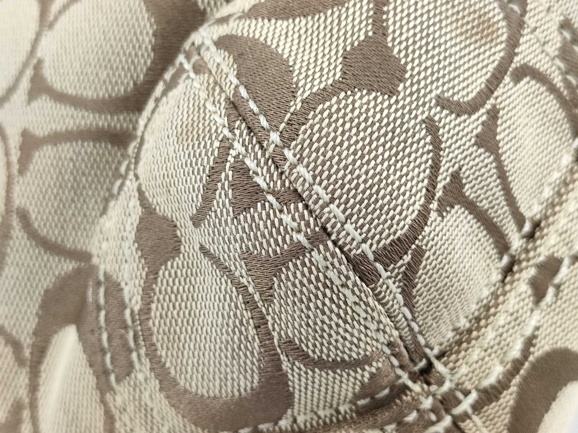 COACH Signature ◎. Shoulder Bag