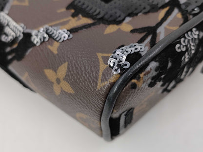 LOUIS VUITTON Vernis Monogram Fleur de Je Manège Clutch Bag