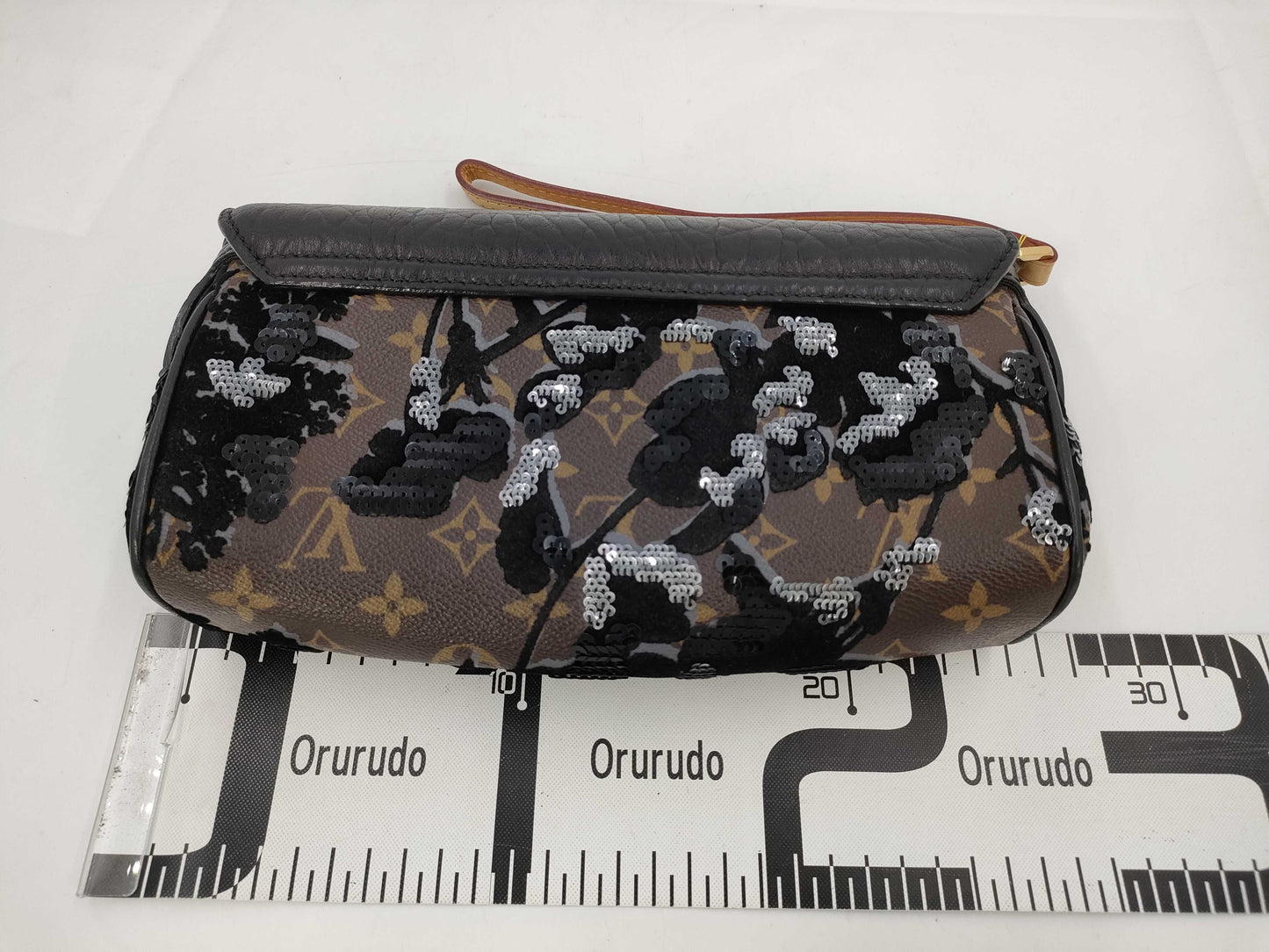 LOUIS VUITTON Vernis Monogram Fleur de Je Manège Clutch Bag