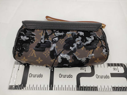 LOUIS VUITTON Vernis Monogram Fleur de Je Manège Clutch Bag