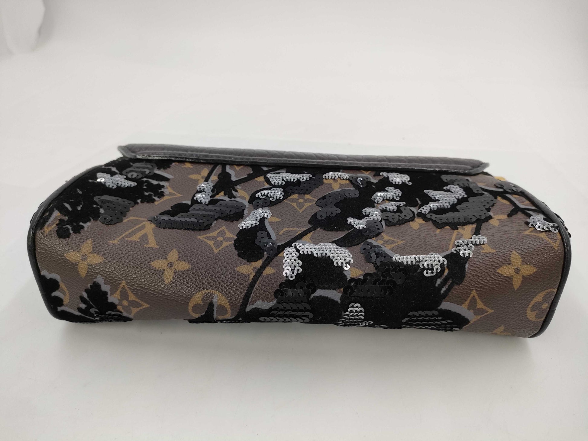 LOUIS VUITTON Vernis Monogram Fleur de Je Manège Clutch Bag