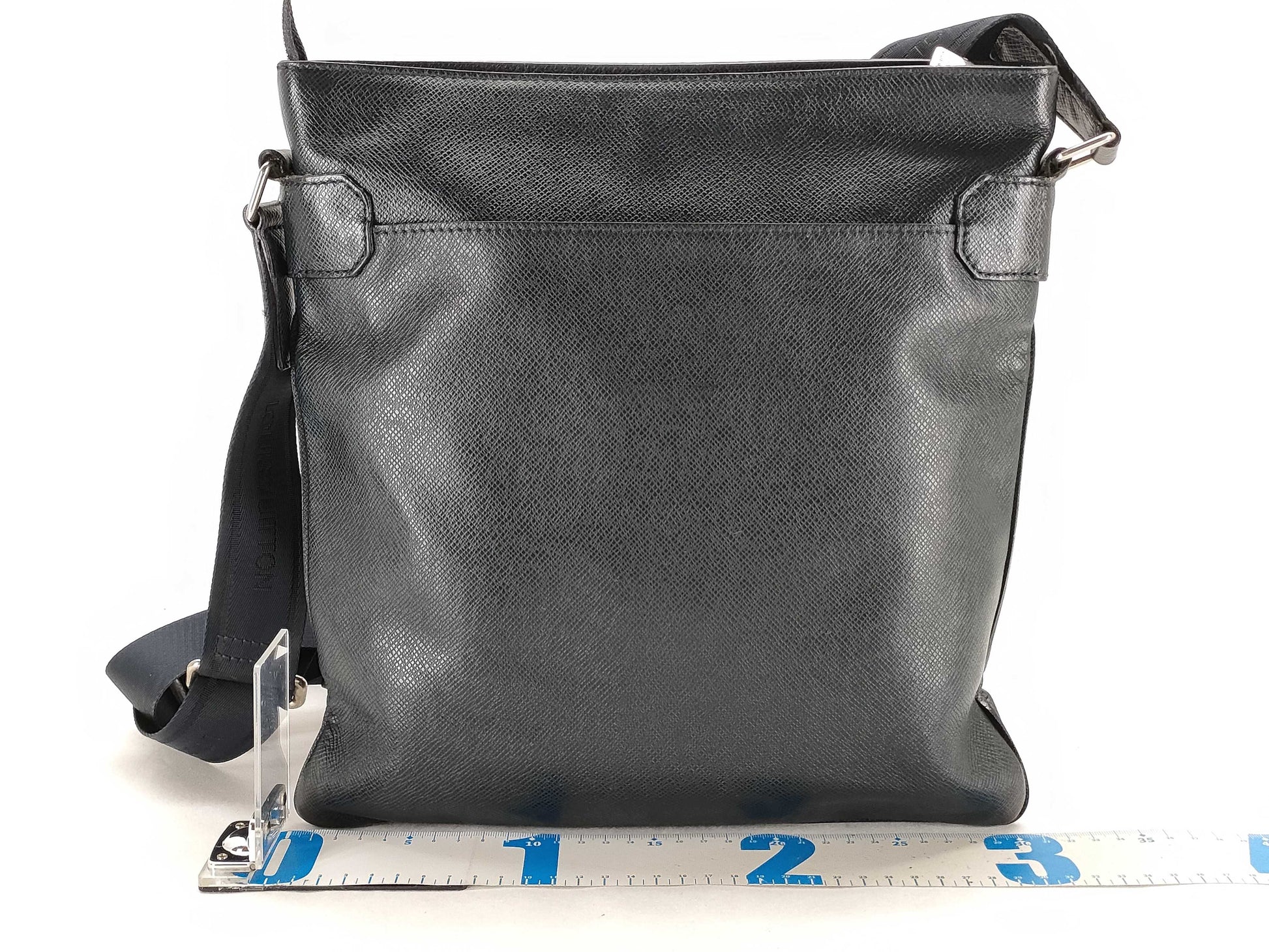 LOUIS VUITTON Taiga Sasha Shoulder Bag Crossbody Bag