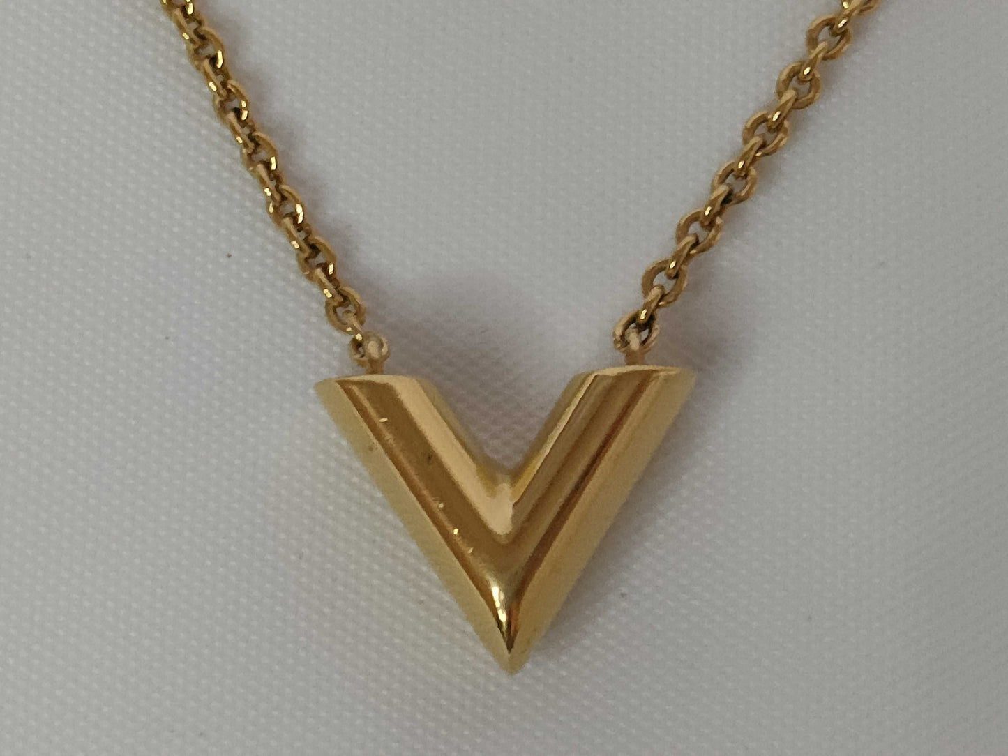 LOUIS VUITTON LV Essential V Necklace Necklace