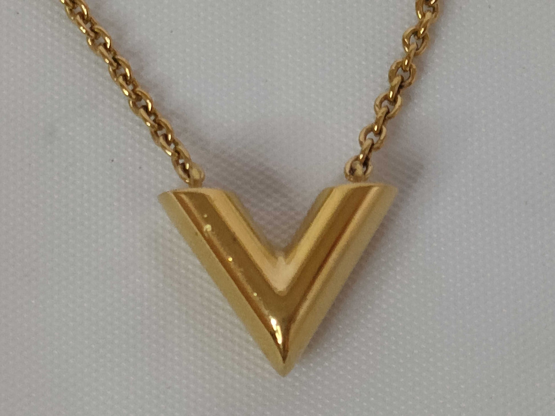 LOUIS VUITTON LV Essential V Necklace Necklace