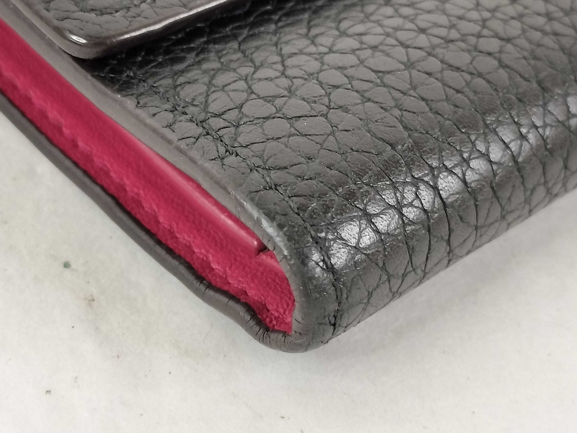 LOUIS VUITTON Taurillon Capucines Compact Wallet in Noir, Hot Pink, M62157 MI0240