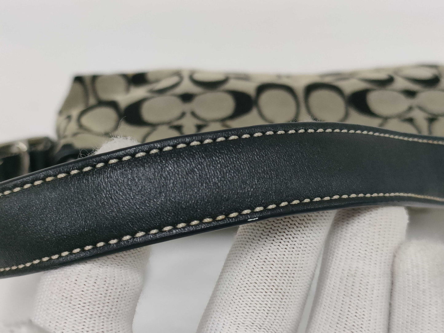 COACH Signature One-Shoulder Bag B05N 6371