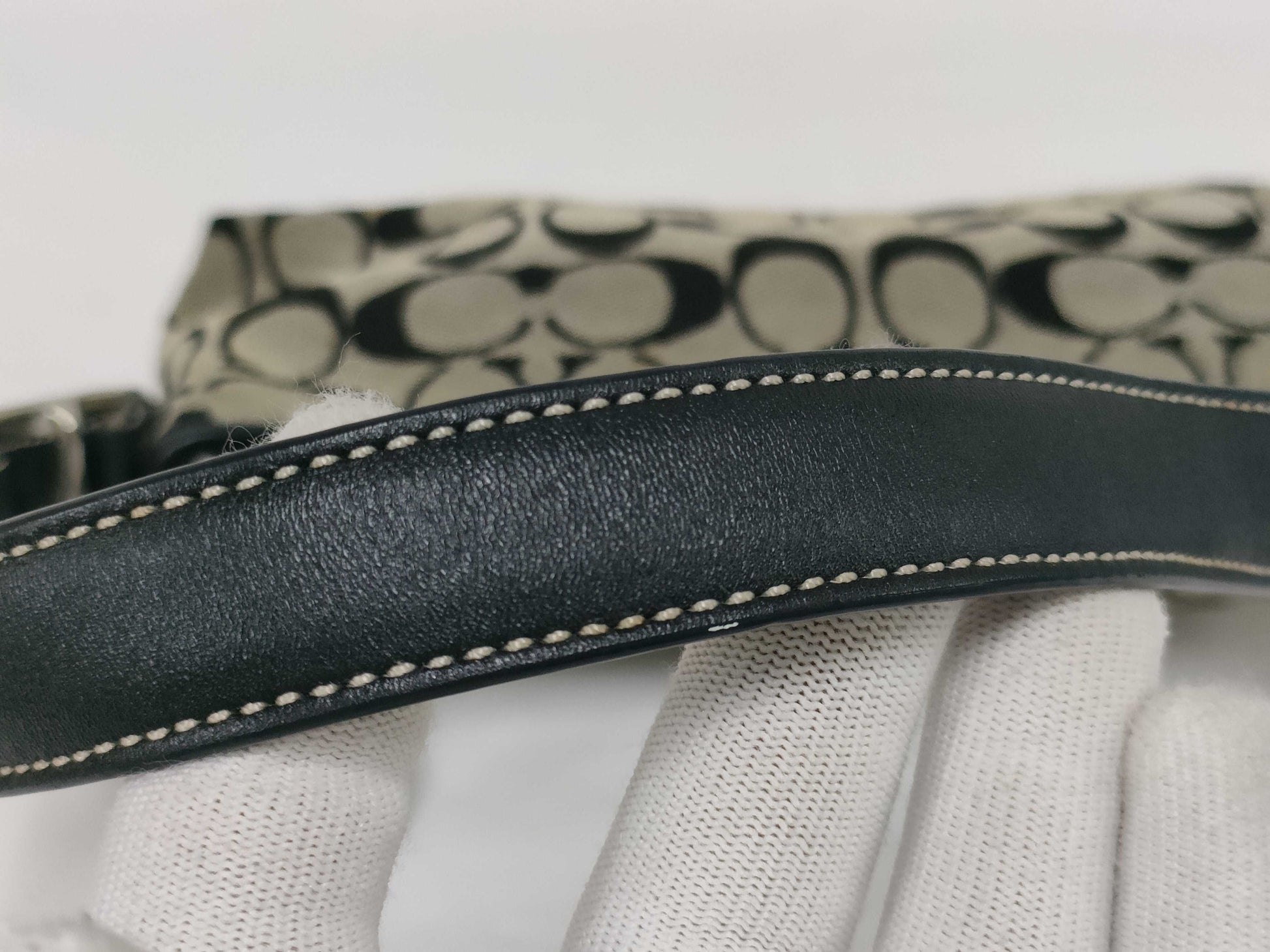 COACH Signature One-Shoulder Bag B05N 6371