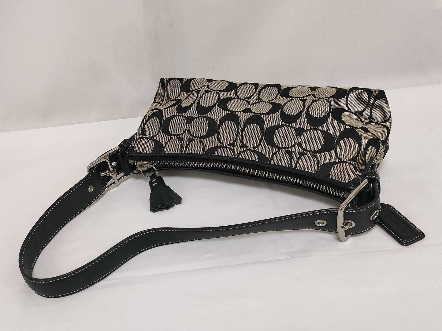 COACH Signature One-Shoulder Bag B05N 6371