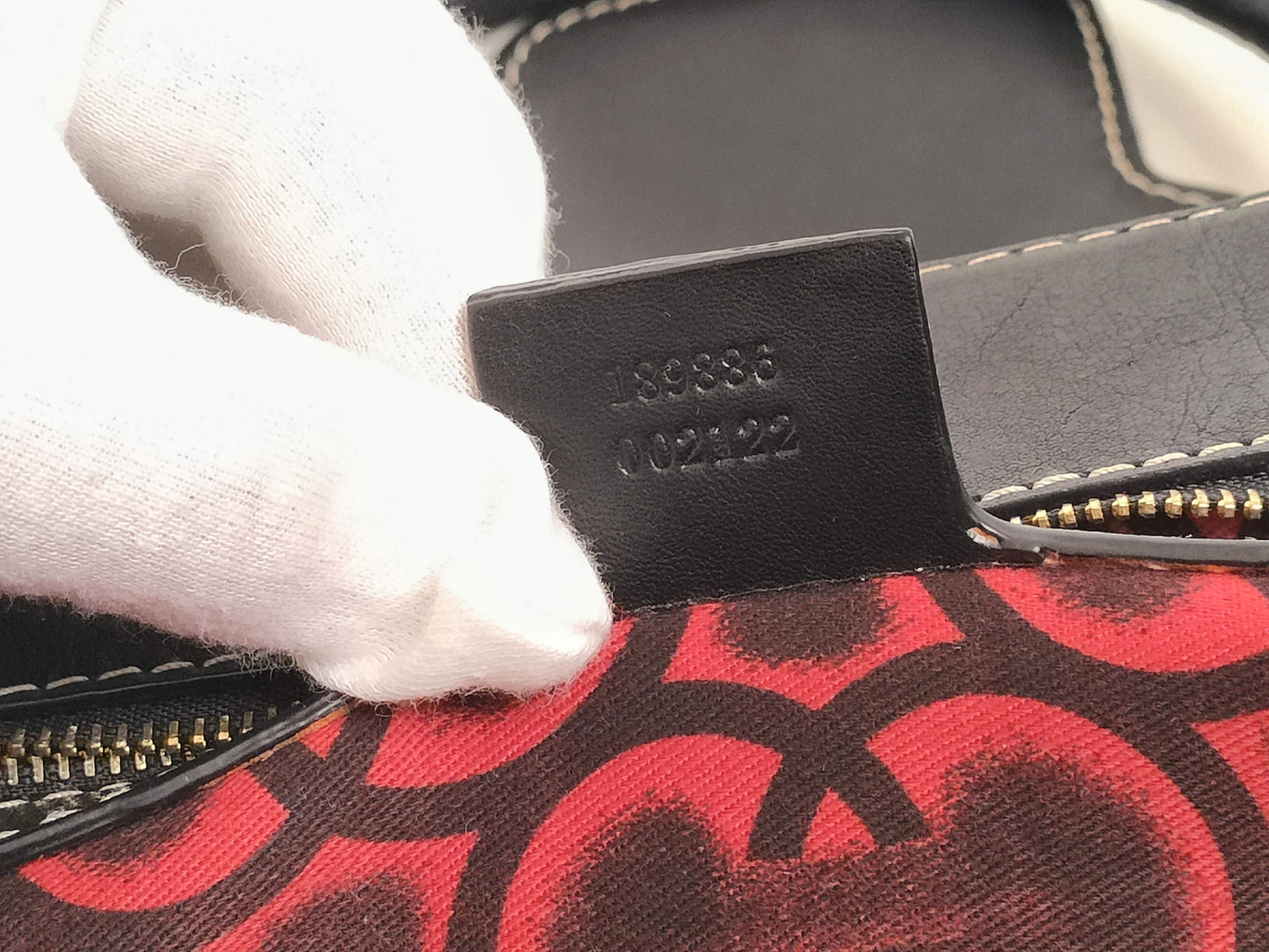 GUCCI GUCCI Queen Motif Hardware Leather Harako Black Handbag Serial Number 189886 002122 Handbag