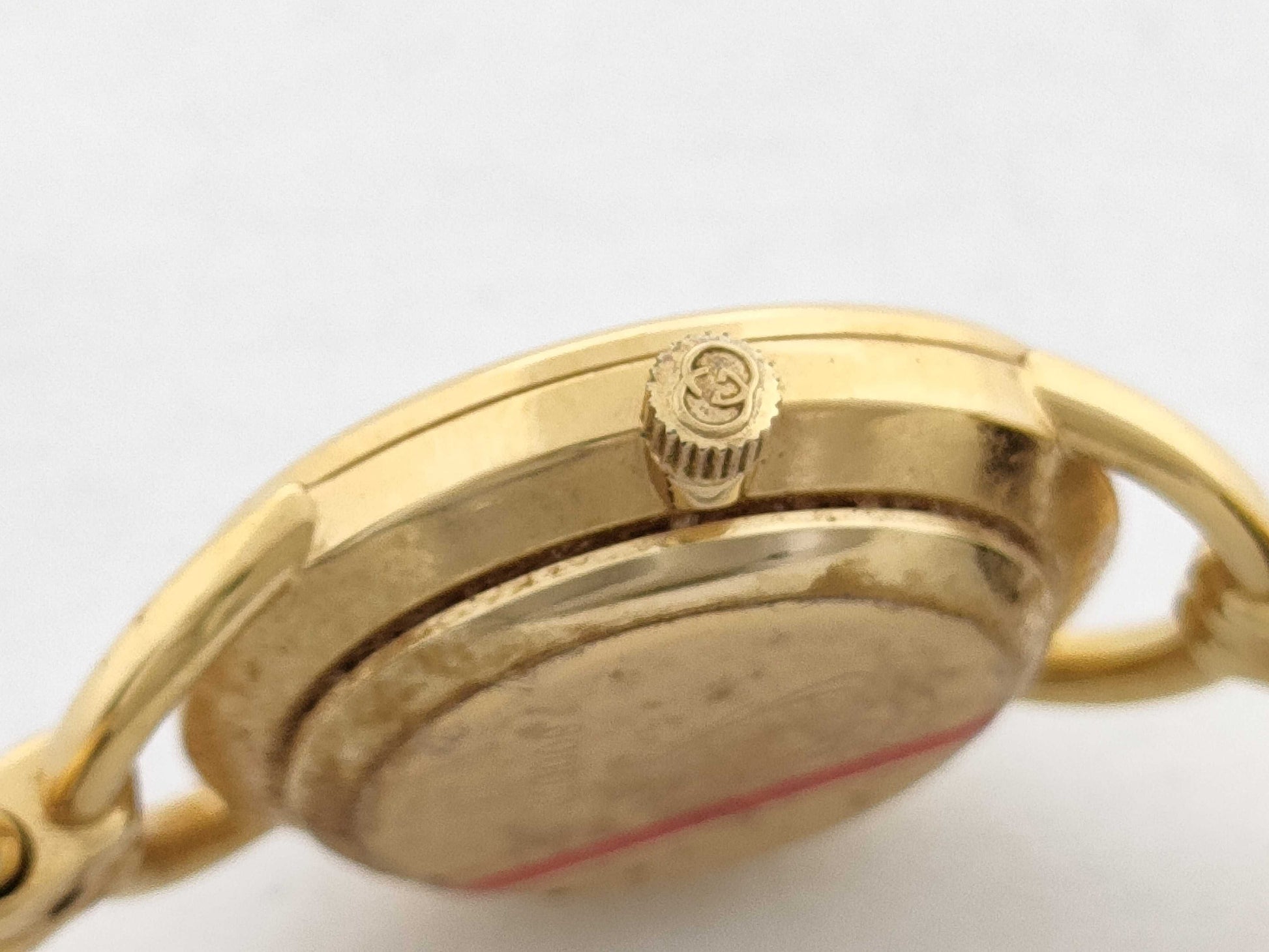 GUCCI Model Number 6000.2.1 Serial Number 0264658 GP/Leather/QZ Ivory Dial Non-Working/No Operational Guarantee Women's Watch