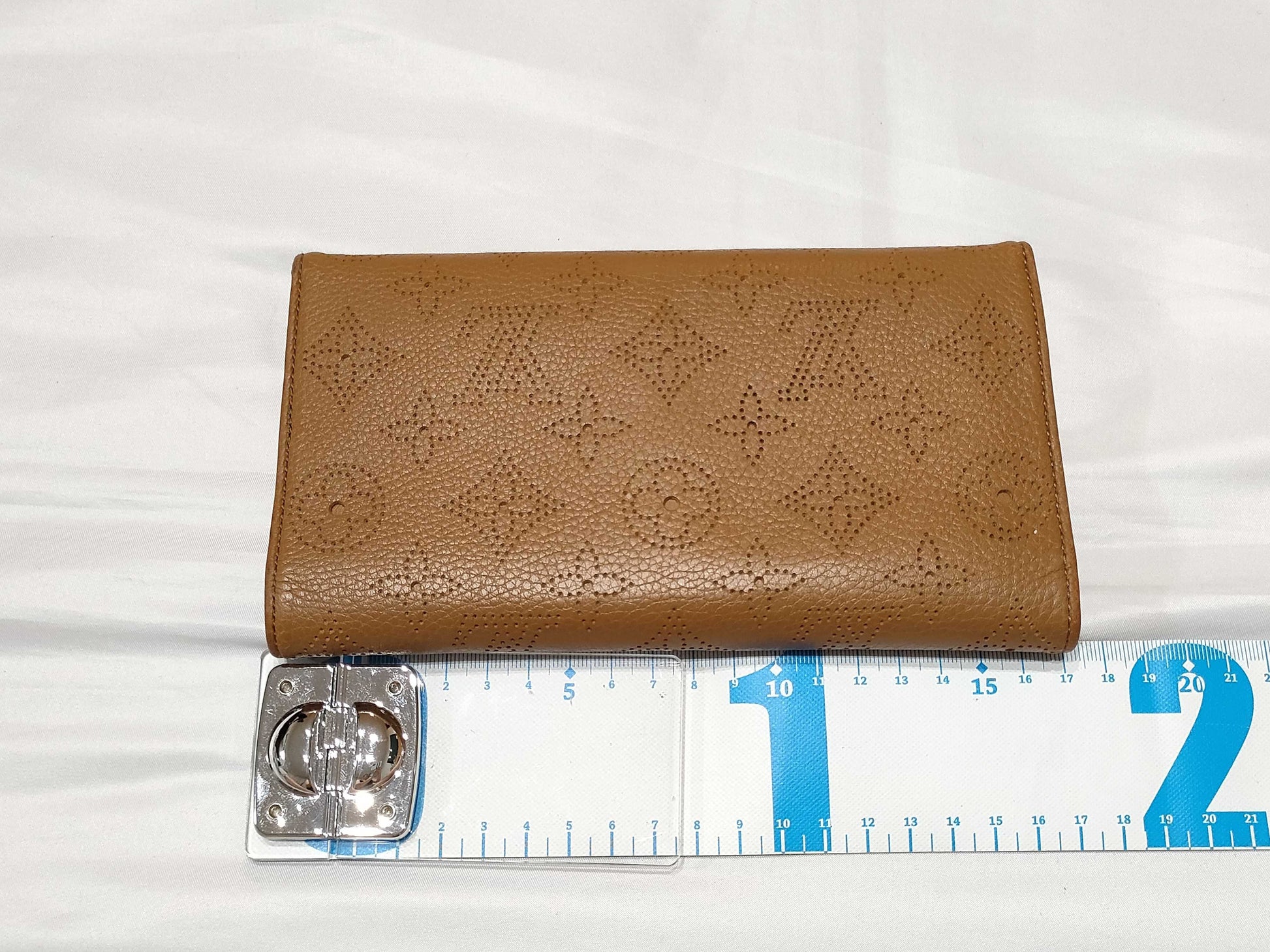 LOUIS VUITTON Mahina Portefeuille Amelia Beige Tri-fold Long Wallet M95995 Wallet