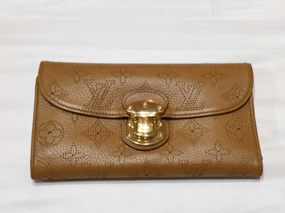 LOUIS VUITTON Mahina Portefeuille Amelia Beige Tri-fold Long Wallet M95995 Wallet