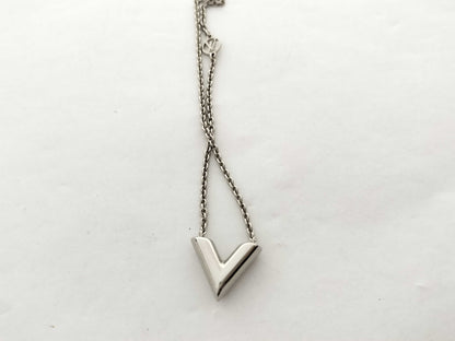 LOUIS VUITTON LOUIS VUITTON Louis Vuitton Essential V Necklace Necklace