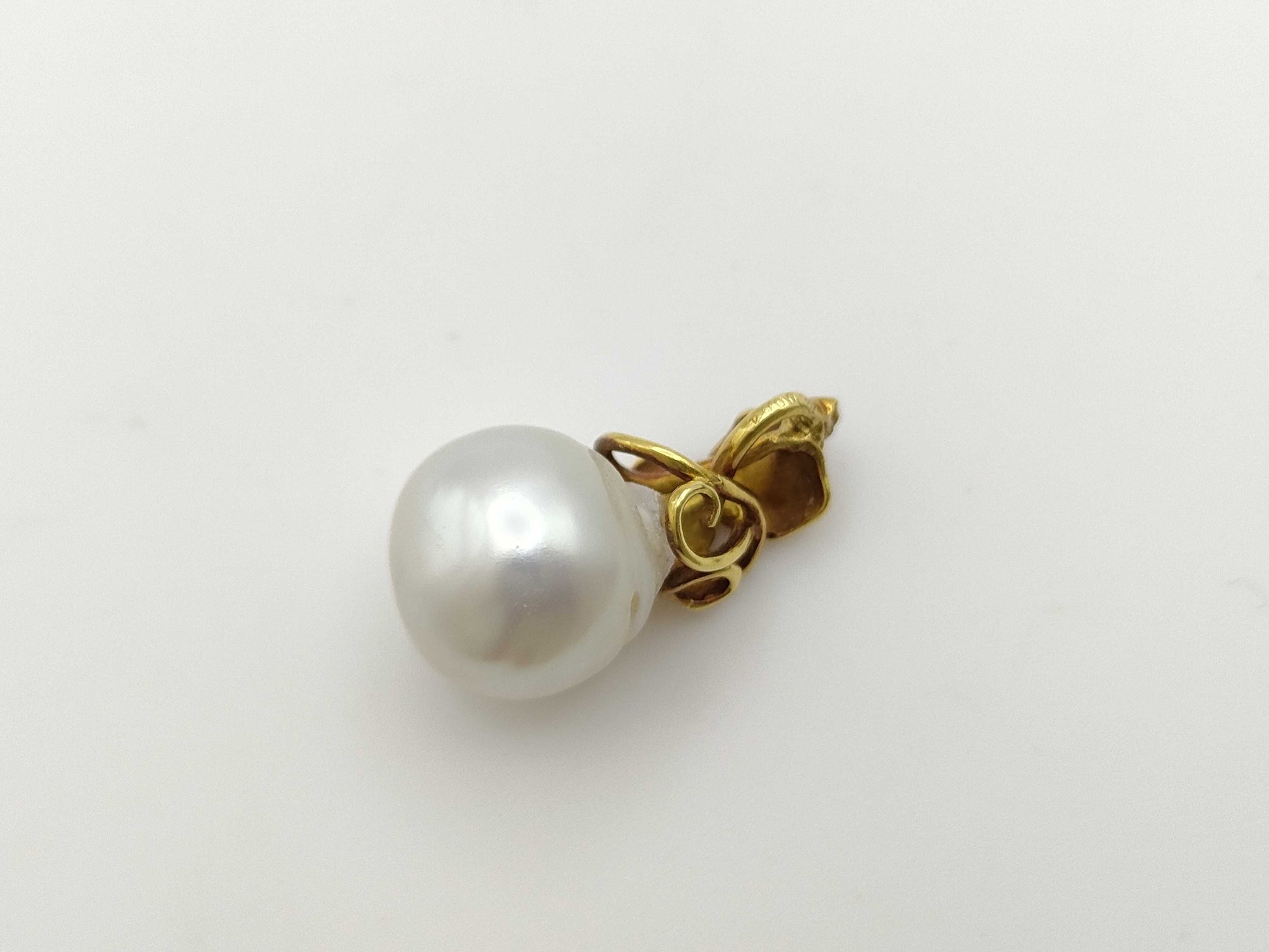 Semi-round pearl, diameter approximately 13.9mm, D0.04ct, 18K gold, 5.8g, pendant top 