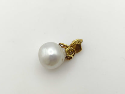 Semi-round pearl, diameter approximately 13.9mm, D0.04ct, 18K gold, 5.8g, pendant top 