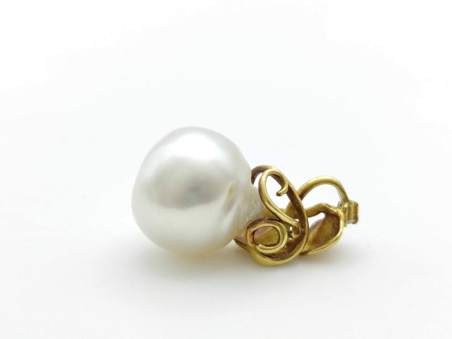 Semi-round pearl, diameter approximately 13.9mm, D0.04ct, 18K gold, 5.8g, pendant top 