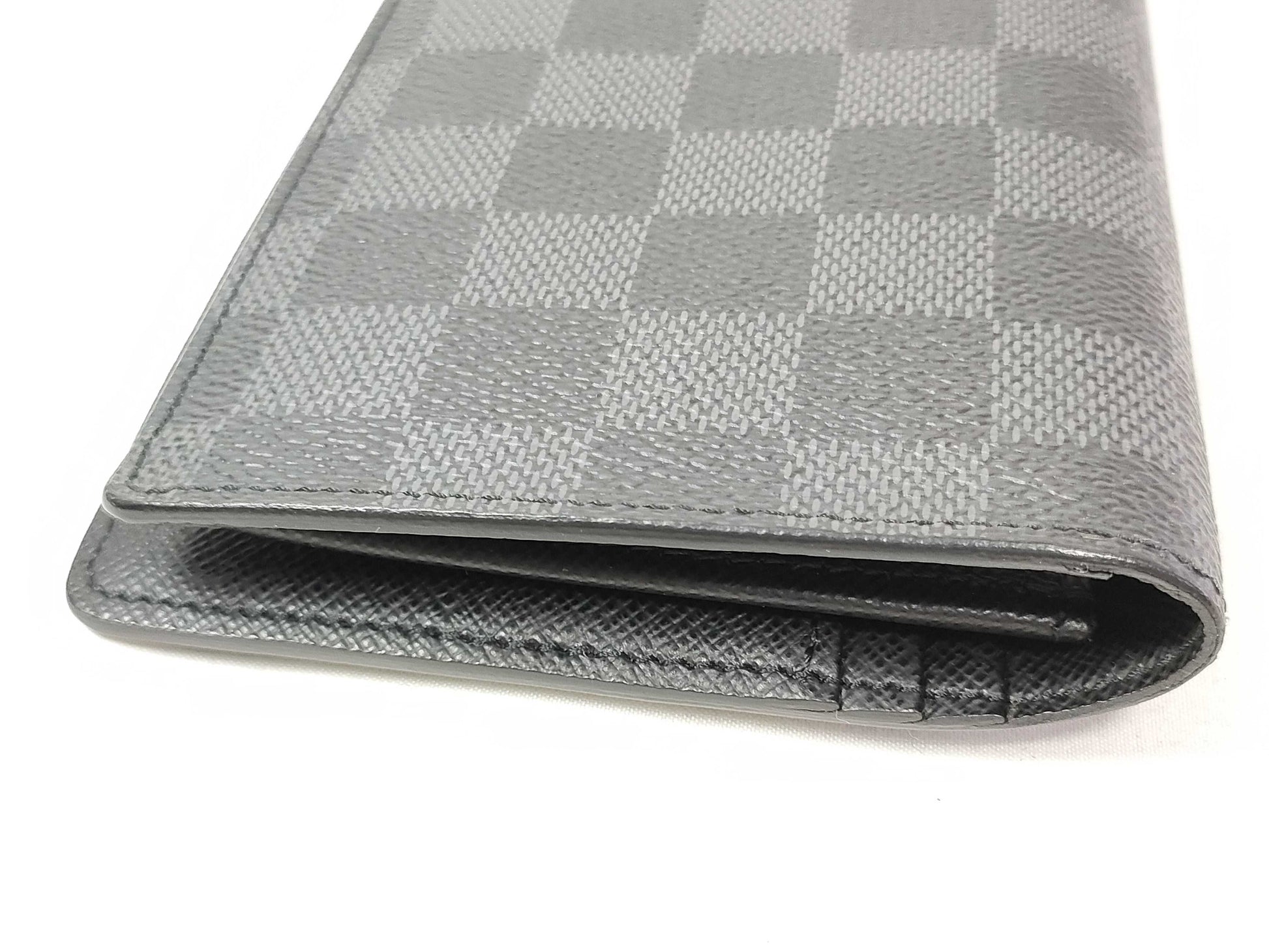 LOUIS VUITTON Damier Graphite LOUIS VUITTON Damier Graphite Portefeuille Brazza? Wallet